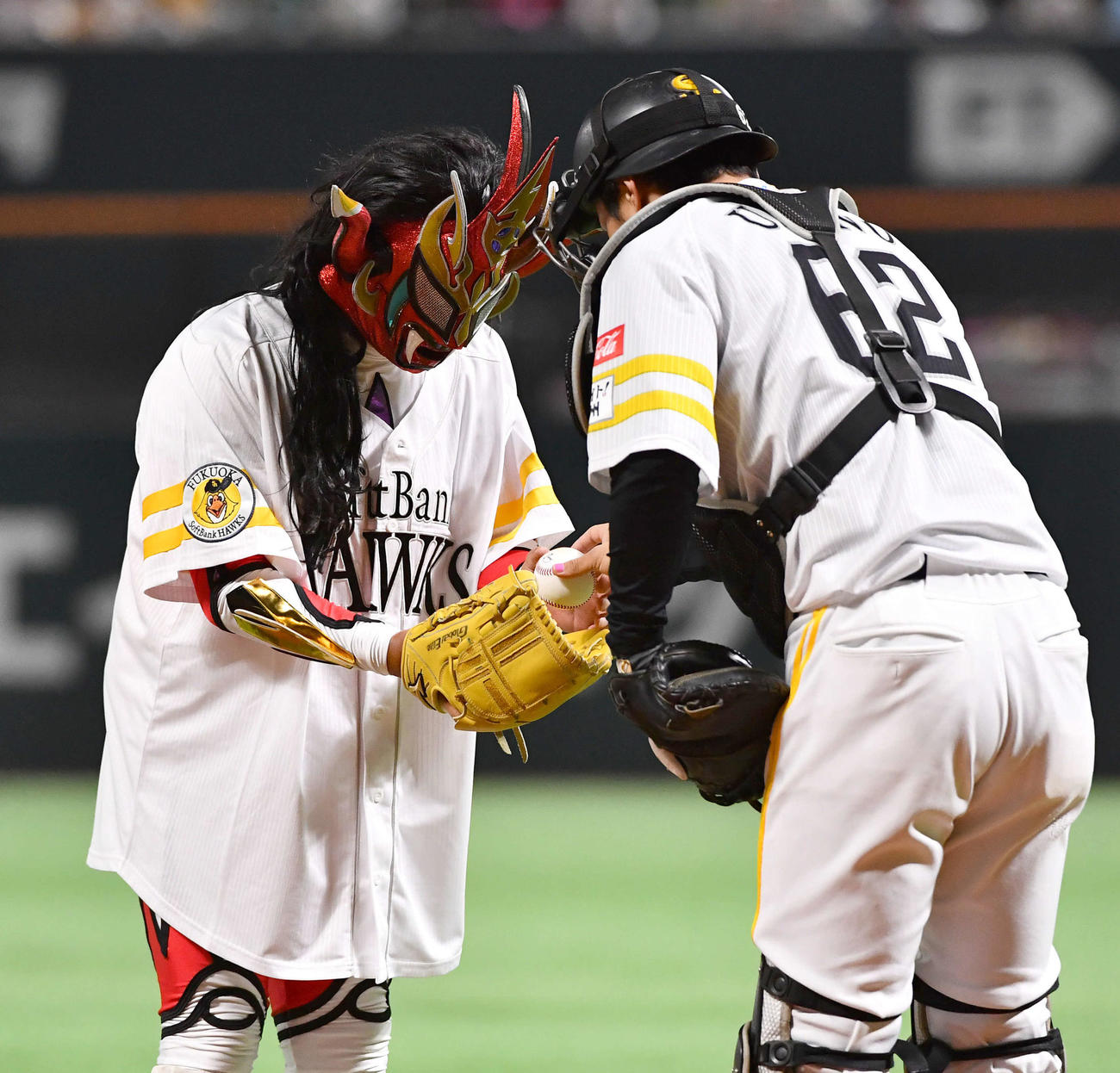 ソフトバンク対ロッテ　始球式を終えた元プロレスラーの獣神サンダー・ライガーは、海野から記念球を受け取る（撮影・岩下翔太）