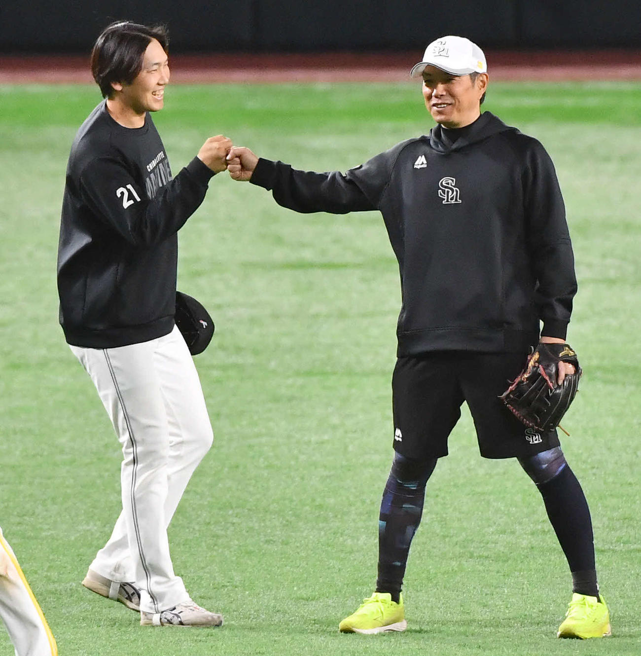 ソフトバンク対ロッテ　試合前、ロッテ石川柊（左）と笑顔でグータッチを交わすソフトバンク小久保監督（撮影・岩下翔太）