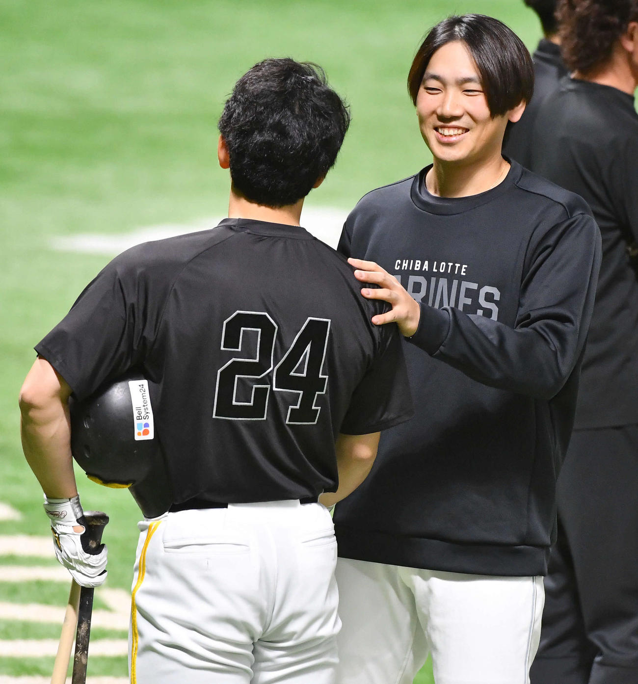 ソフトバンク対ロッテ　試合前、ソフトバンク栗原（左）と談笑するロッテ石川柊（撮影・岩下翔太）