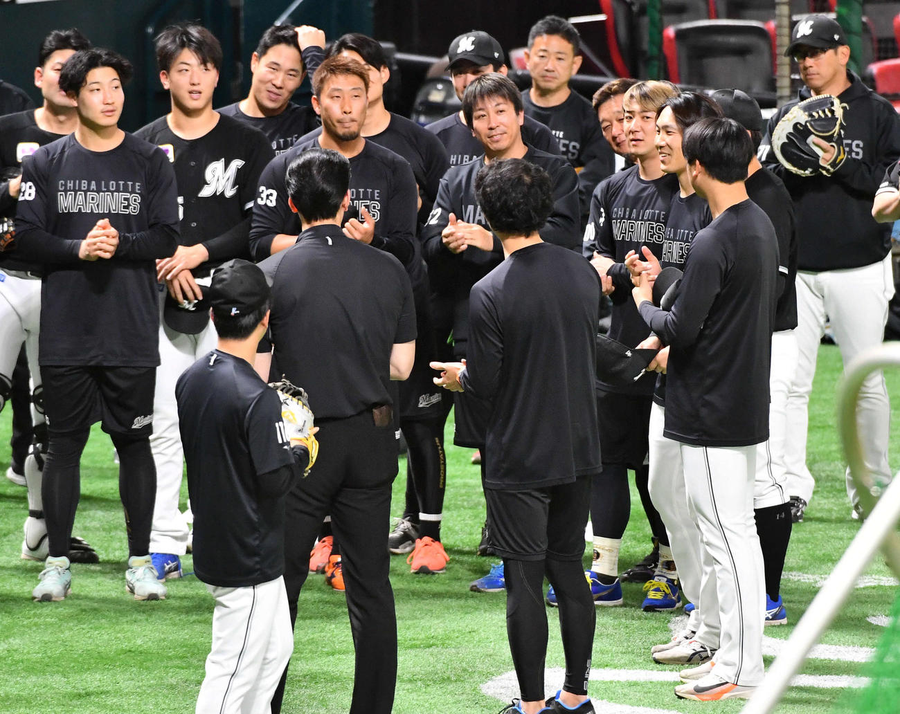 ソフトバンク対ロッテ　試合前、チームに合流した石川柊（右から4人目）に拍手するロッテナイン（撮影・岩下翔太）