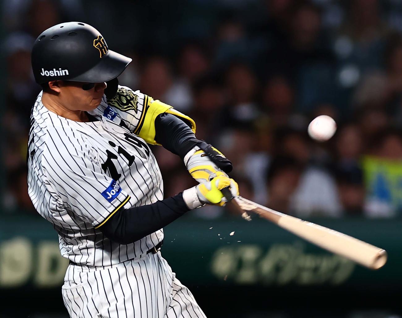 阪神対ヤクルト　3回裏阪神2死、森下はバットを折られ二飛に倒れる（撮影・上田博志）
