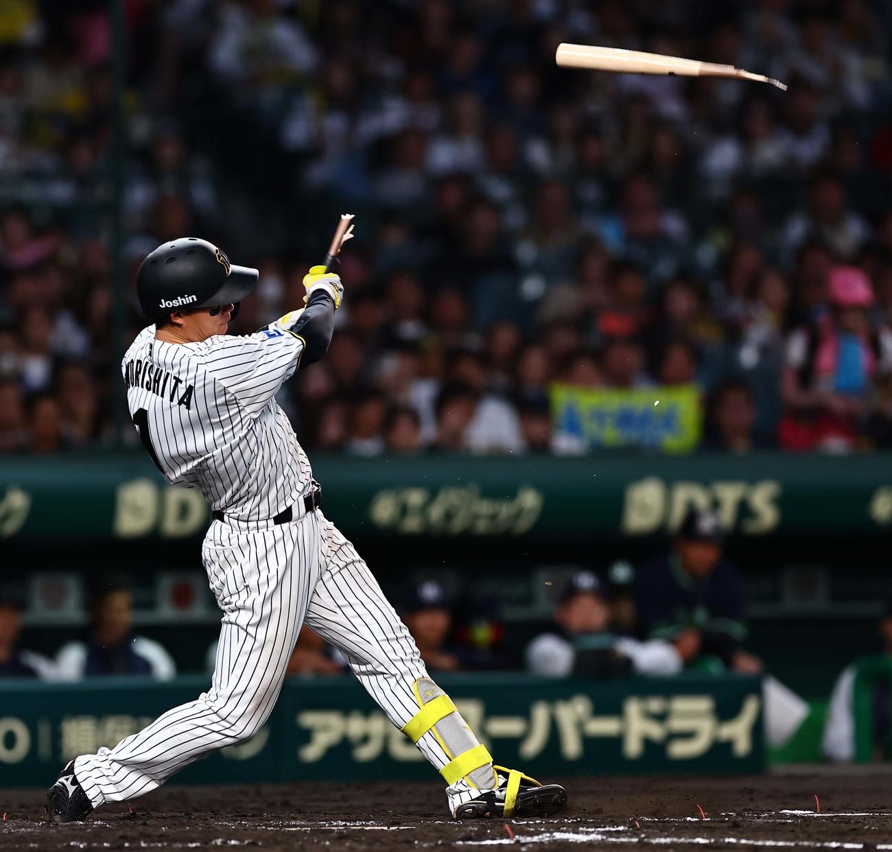 阪神対ヤクルト　3回裏阪神2死、森下はバットを折られ二飛に倒れる（撮影・上田博志）