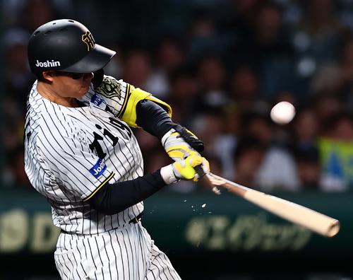 阪神】森下翔太の振り切ったバットが折れてスタンドイン 強いスイング