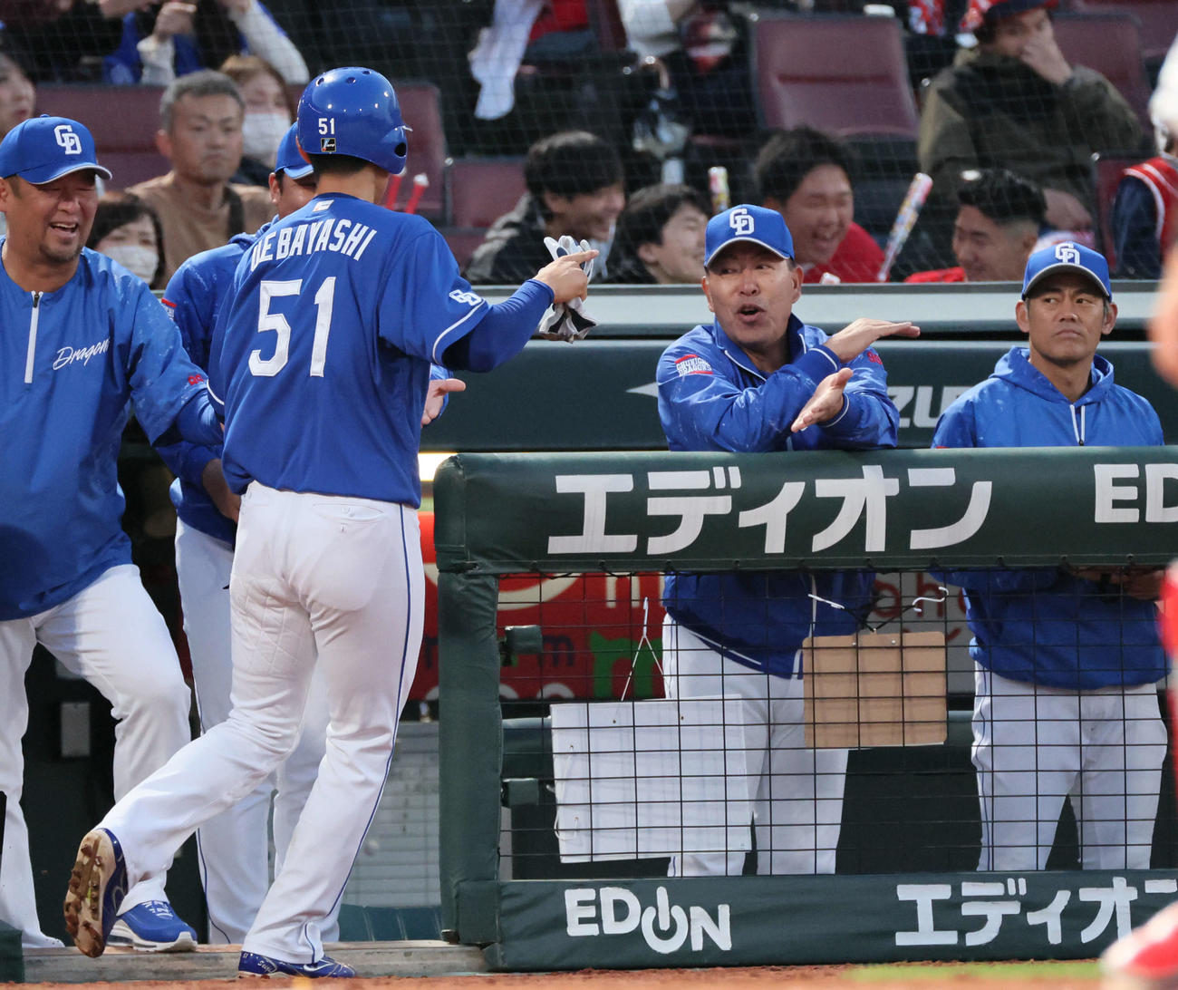 広島対新中日　3回表中日1死二、三塁、カリステの勝ち越し左適時打で生還した上林を迎える井上監督（右から2人目）（撮影・加藤孝規）