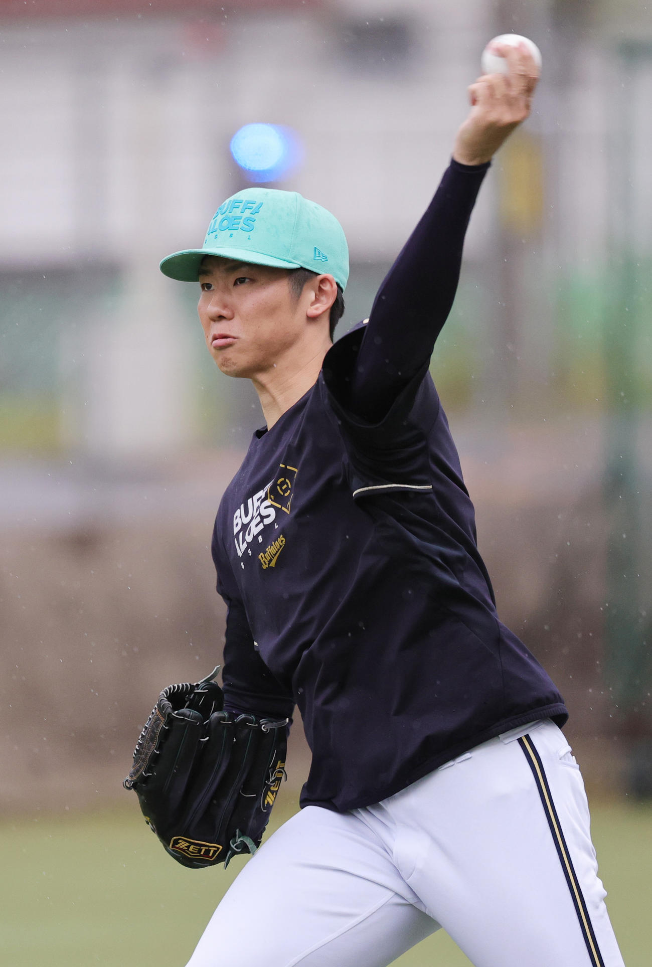 キャッチボールするオリックス曽谷（撮影・野上伸悟）