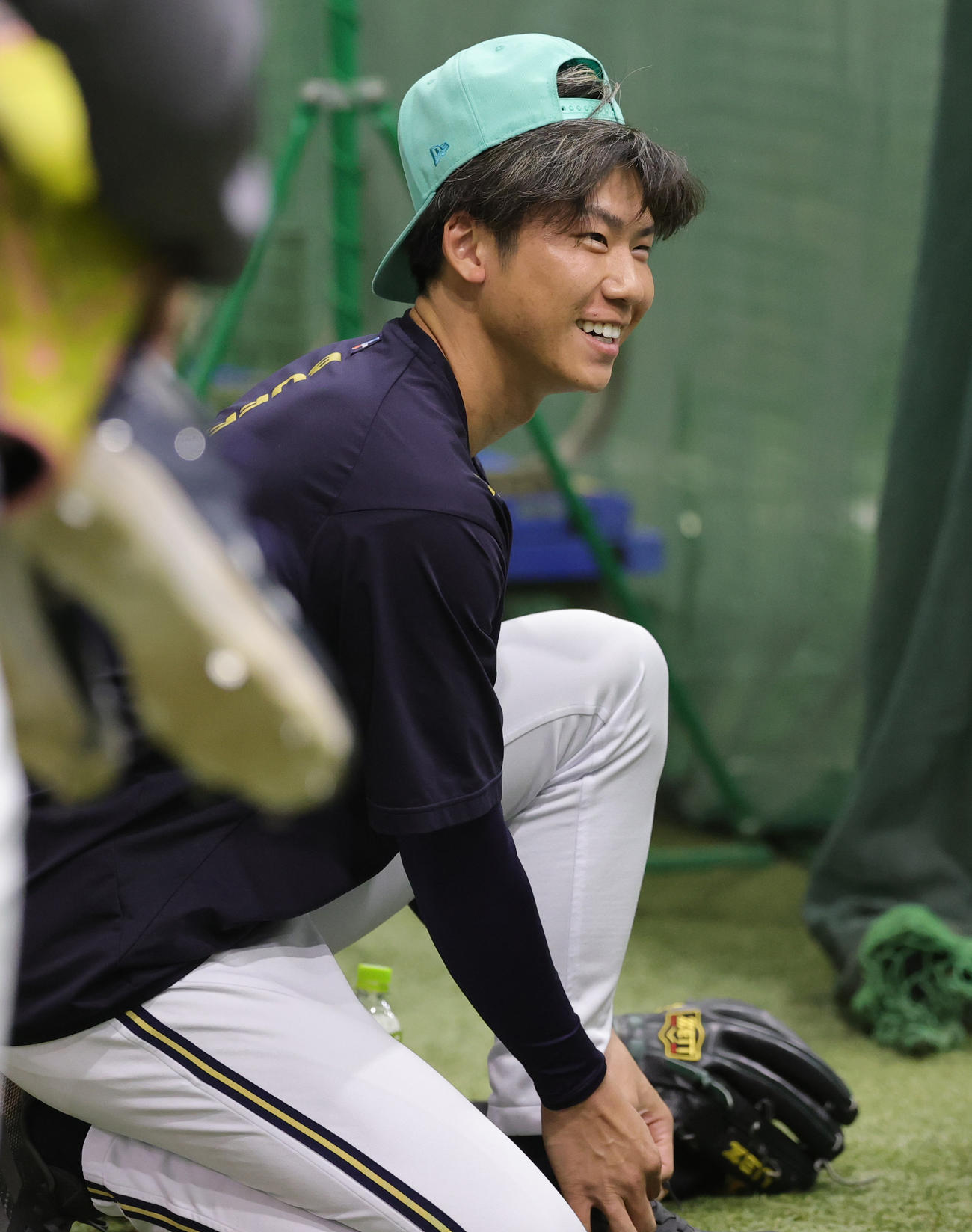練習中に笑顔をみせるオリックス曽谷（撮影・野上伸悟）