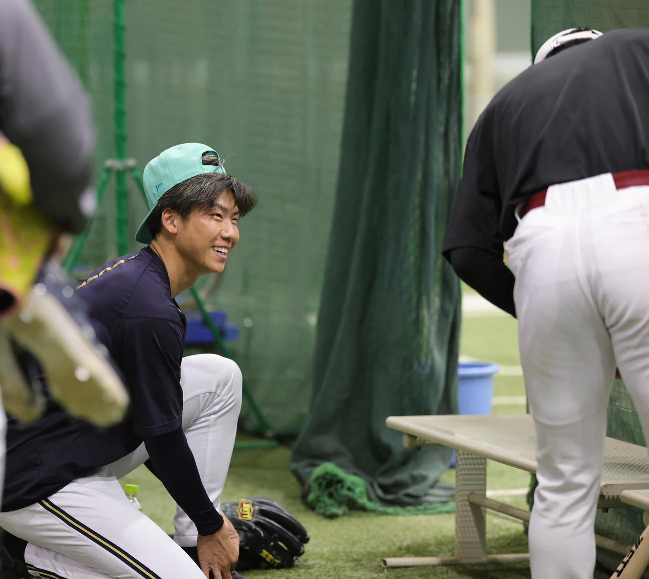 楽天・宗山（右）と談笑するオリックス曽谷（撮影・野上伸悟）