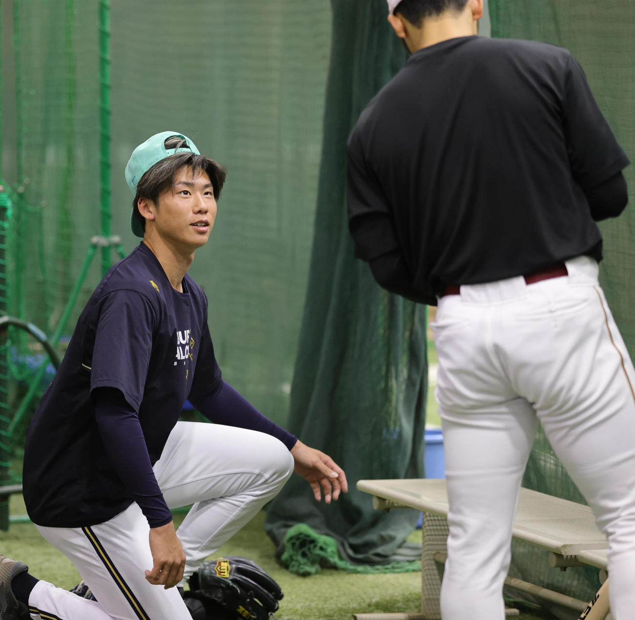 楽天・宗山（右）と話すオリックス曽谷（撮影・野上伸悟）
