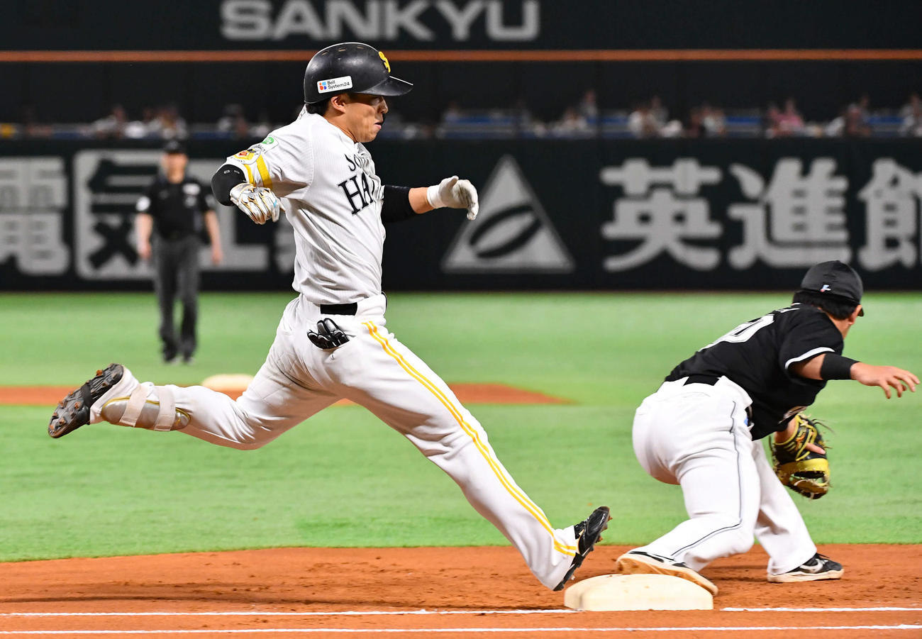 ソフトバンク対ロッテ　1回裏ソフトバンク無死、遊撃内野安打で出塁する野村勇（撮影・岩下翔太）