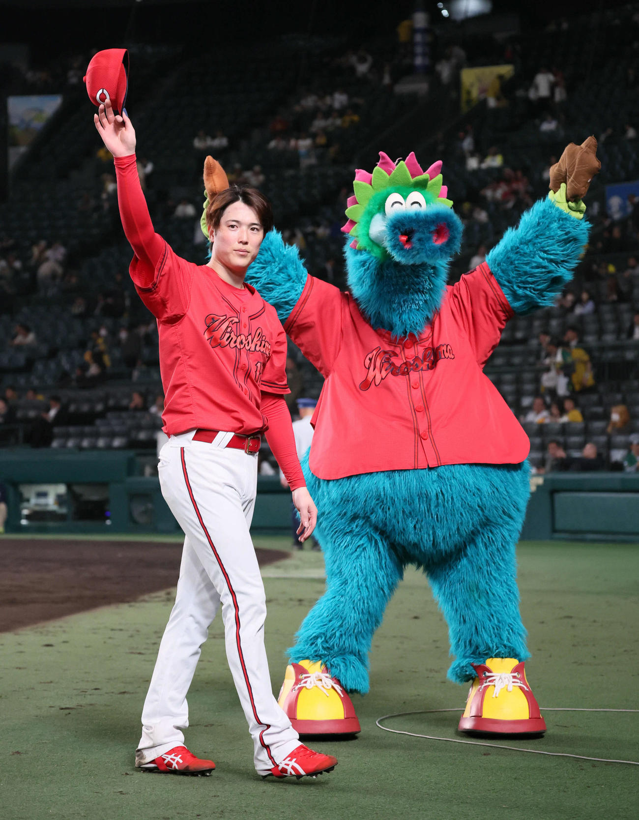 スラィリーと声援に応える広島森下（2025年4月18日撮影）