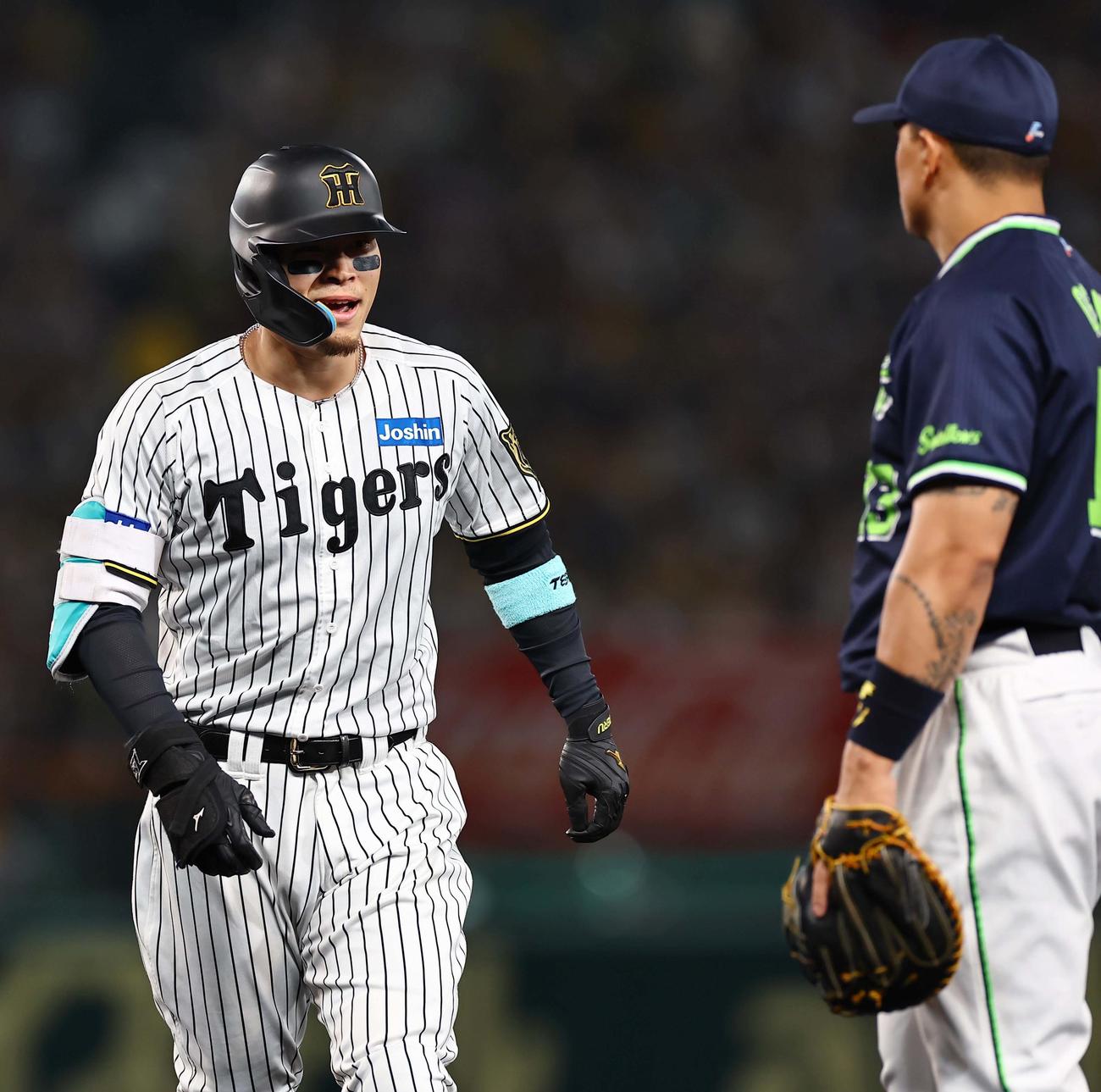 阪神対ヤクルト　4回裏阪神無死、左飛に倒れた佐藤輝（左）はオスナに声を掛けながらベンチに引き揚げる（撮影・上田博志）