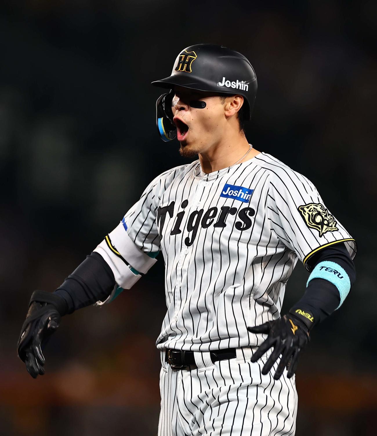 阪神対ヤクルト　6回裏阪神1死一、二塁、先制適時打を放った佐藤輝は笑顔を見せる（撮影・上田博志）