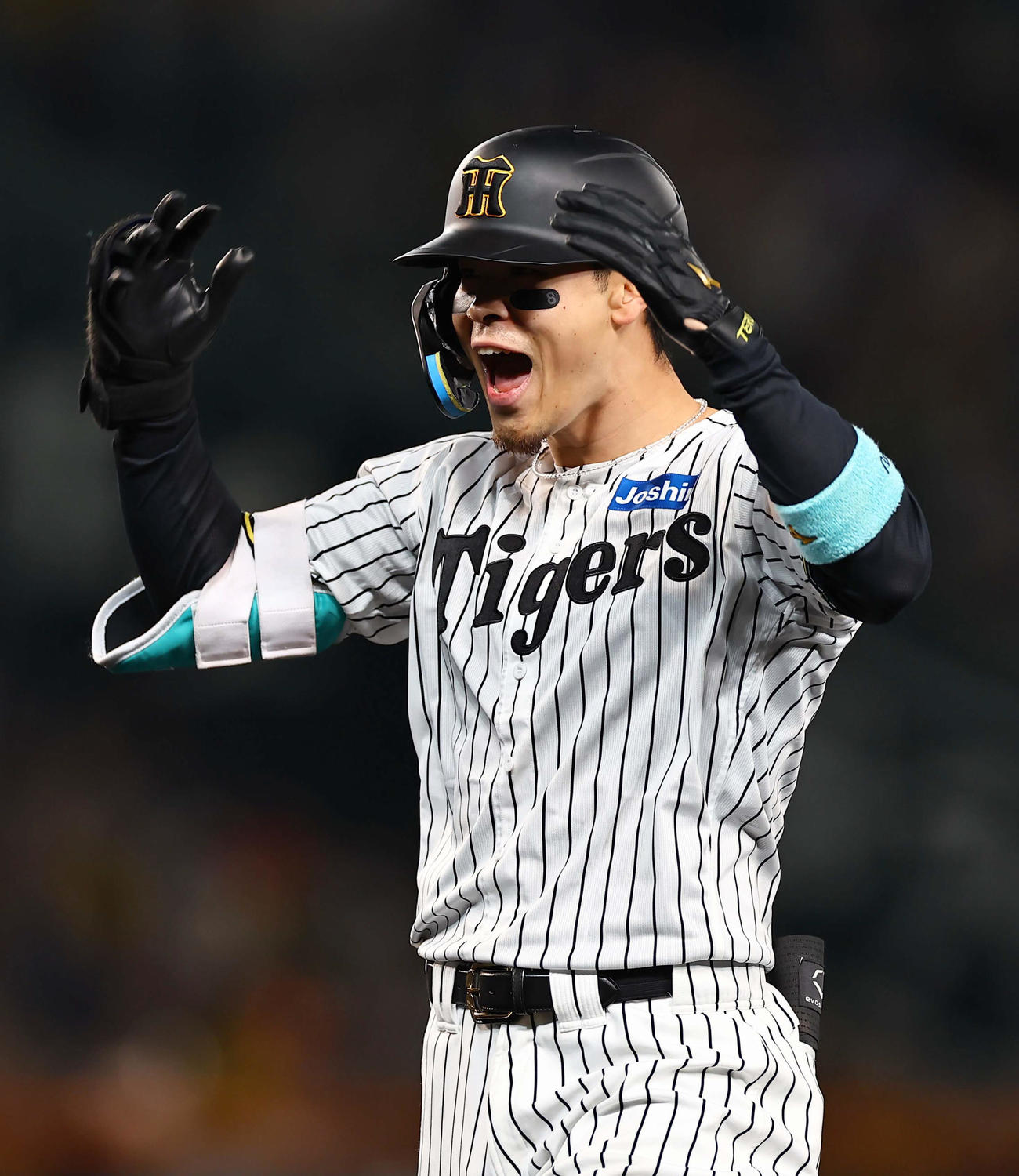 阪神対ヤクルト　6回裏阪神1死一、二塁、先制適時打を放った佐藤輝は笑顔を見せる（撮影・上田博志）