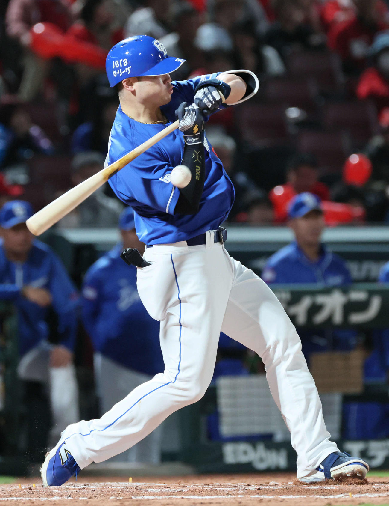 広島対新中日　7回表中日1死一塁、細川は死球（撮影・加藤孝規）