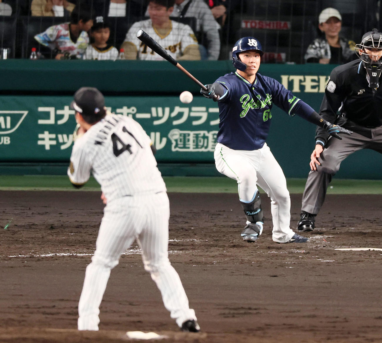 阪神対ヤクルト　5回表ヤクルト1死一塁、武岡は投直に倒れる。投手村上（撮影・加藤哉）