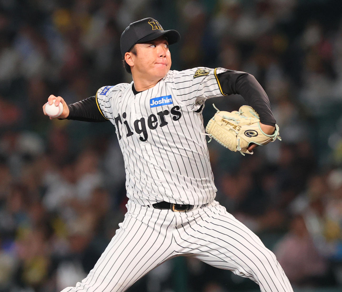 阪神対ヤクルト　力投する阪神先発の村上（撮影・上山淳一）