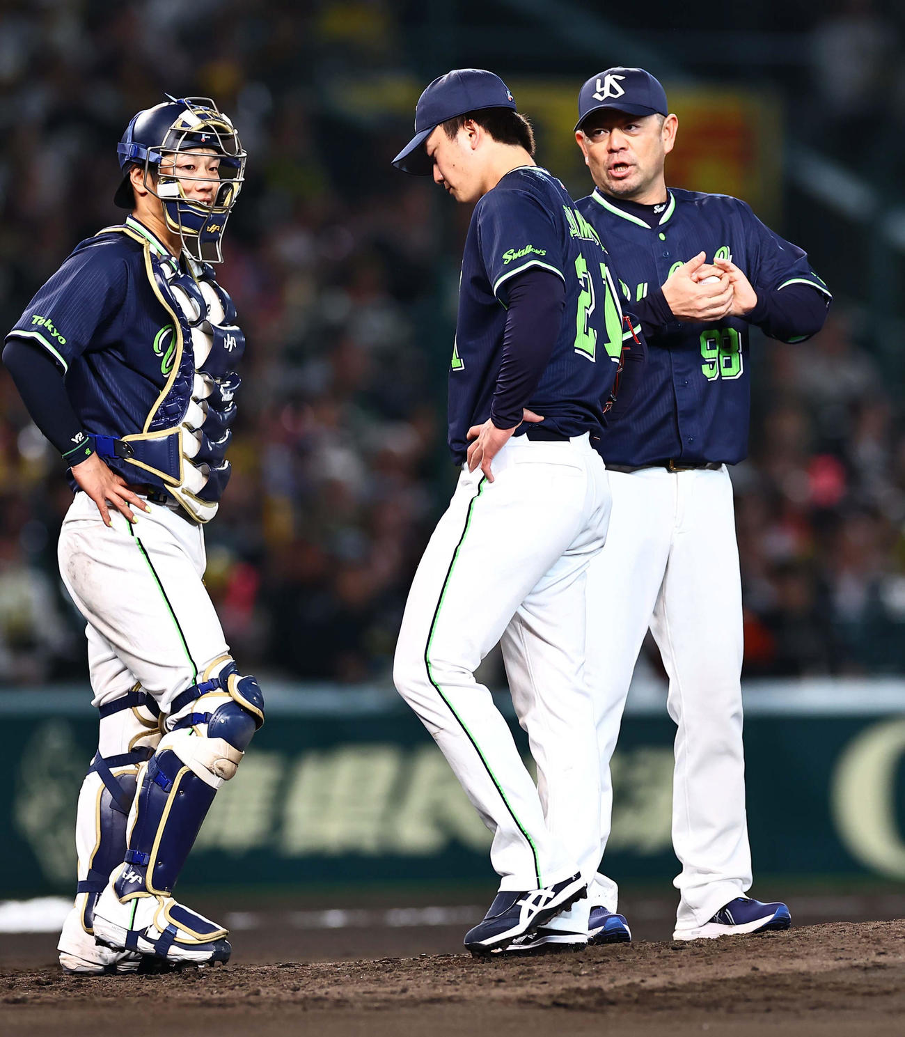 阪神対ヤクルト　吉村（中央）は6回途中3失点で降板する（撮影・上田博志）