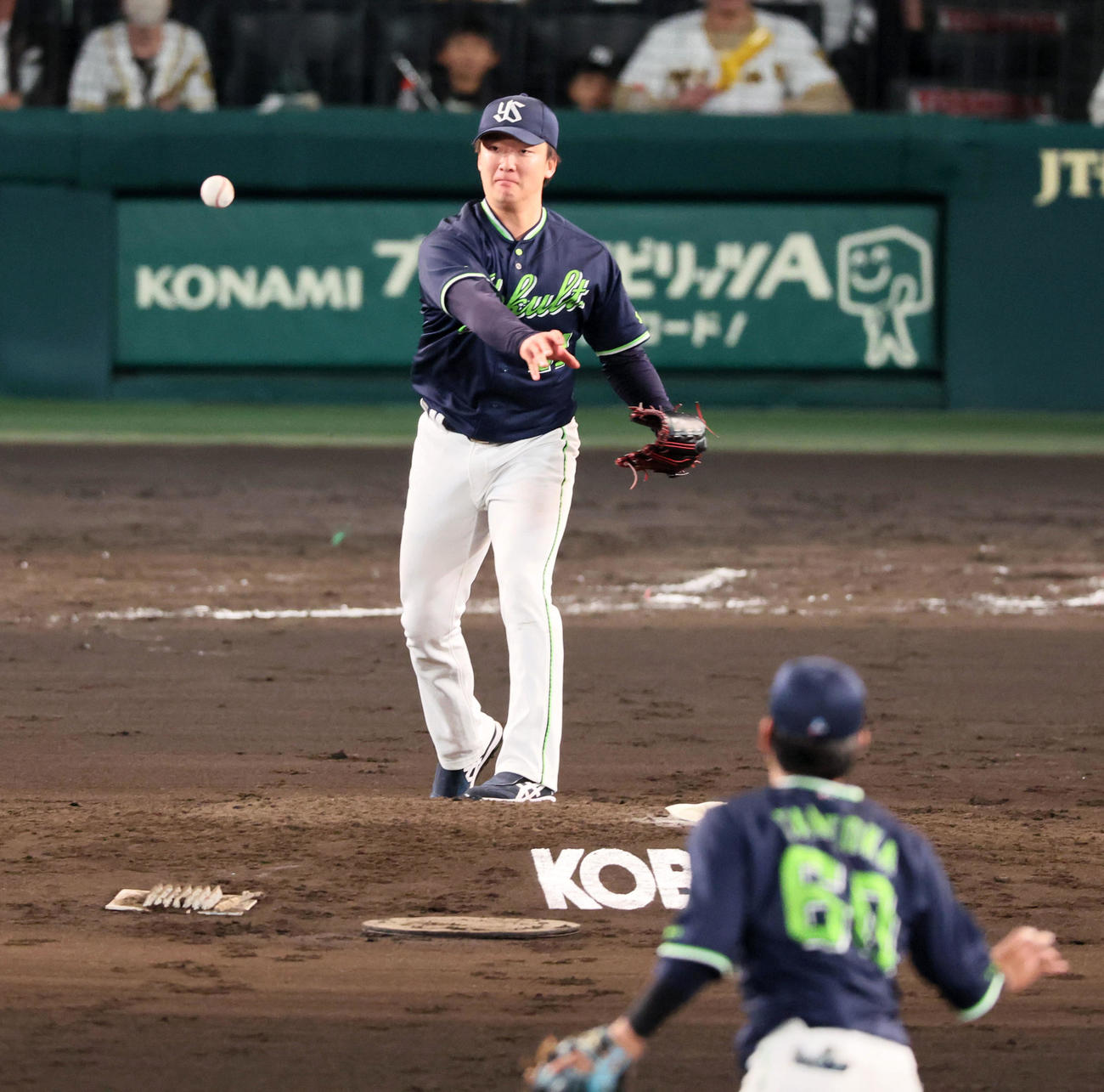 阪神対ヤクルト　6回裏阪神1死一、二塁、前川の投ゴロを二塁へ悪送球し失点する吉村（撮影・加藤哉）