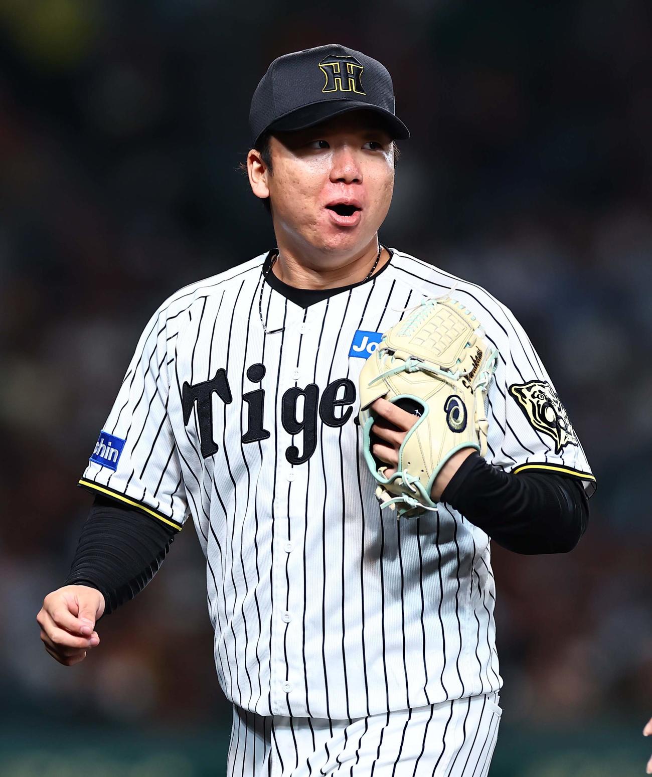 阪神対ヤクルト　5回表ヤクルト1死一塁、武岡の強烈な投直を好捕した村上は驚きの表情でベンチに引き揚げる（撮影・上田博志）