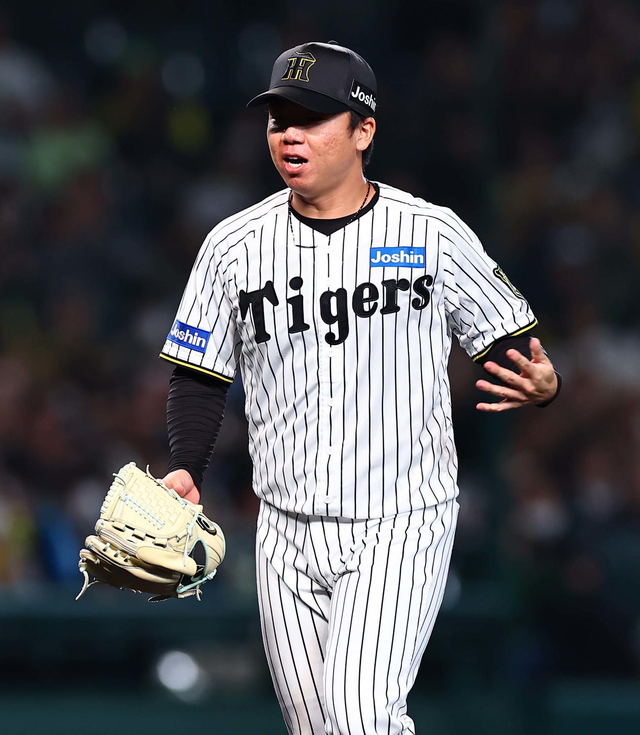 阪神対ヤクルト　5回表ヤクルト1死一塁、武岡の強烈な投直を好捕した村上は手を振って痛さを堪えながらベンチに引き揚げる（撮影・上田博志）