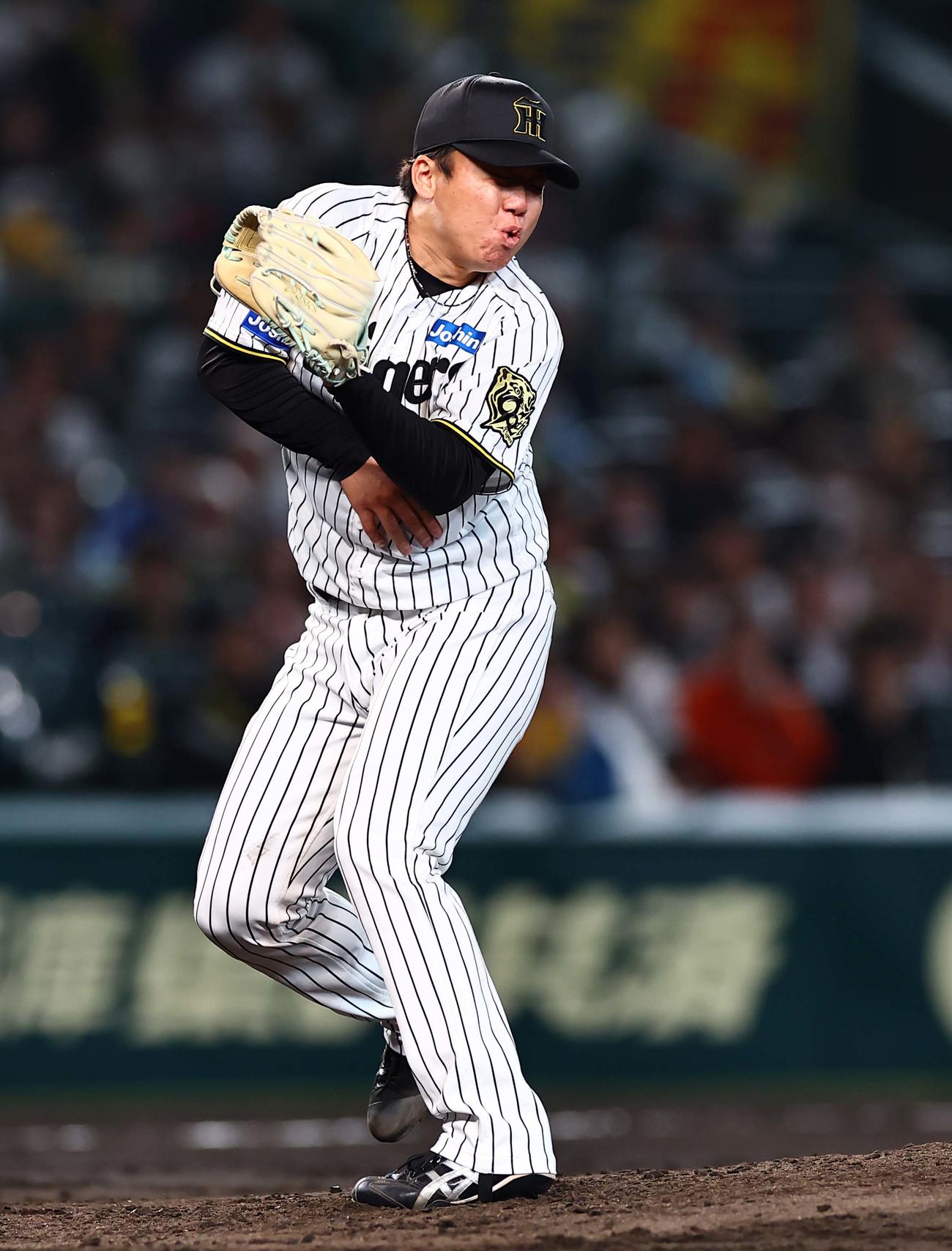 阪神対ヤクルト　5回表ヤクルト1死一塁、村上は武岡の投直を好捕する（撮影・上田博志）