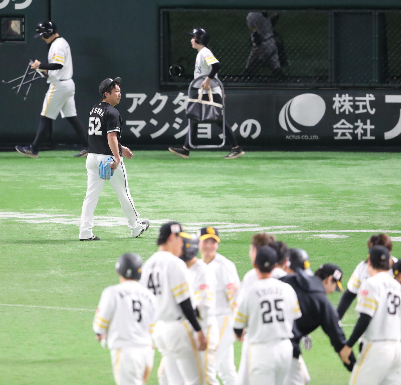ソフトバンク対ロッテ　9回裏ソフトバンク2死満塁、川瀬にサヨナラとなる適時二塁打を浴びた益田はベンチに引きあげる（撮影・梅根麻紀）