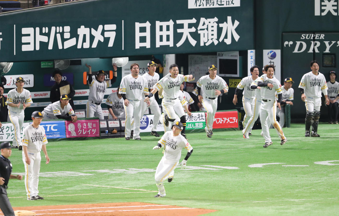 ソフトバンク対ロッテ　9回裏ソフトバンク2死満塁、川瀬のサヨナラとなる適時二塁打で喜ぶナイン（撮影・梅根麻紀）