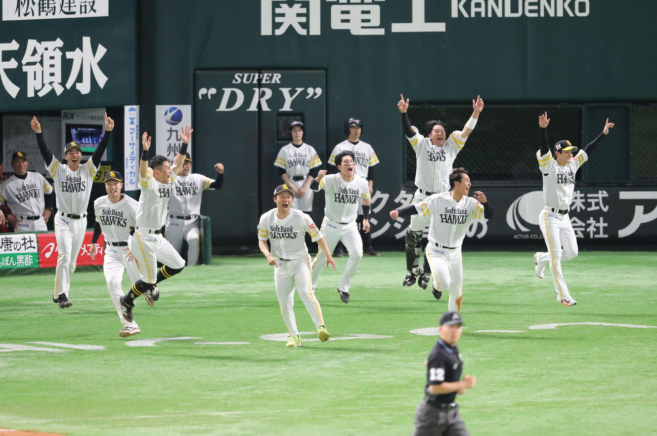 ソフトバンク対ロッテ　9回裏ソフトバンク2死満塁、川瀬のサヨナラとなる適時二塁打で喜ぶナイン（撮影・梅根麻紀）