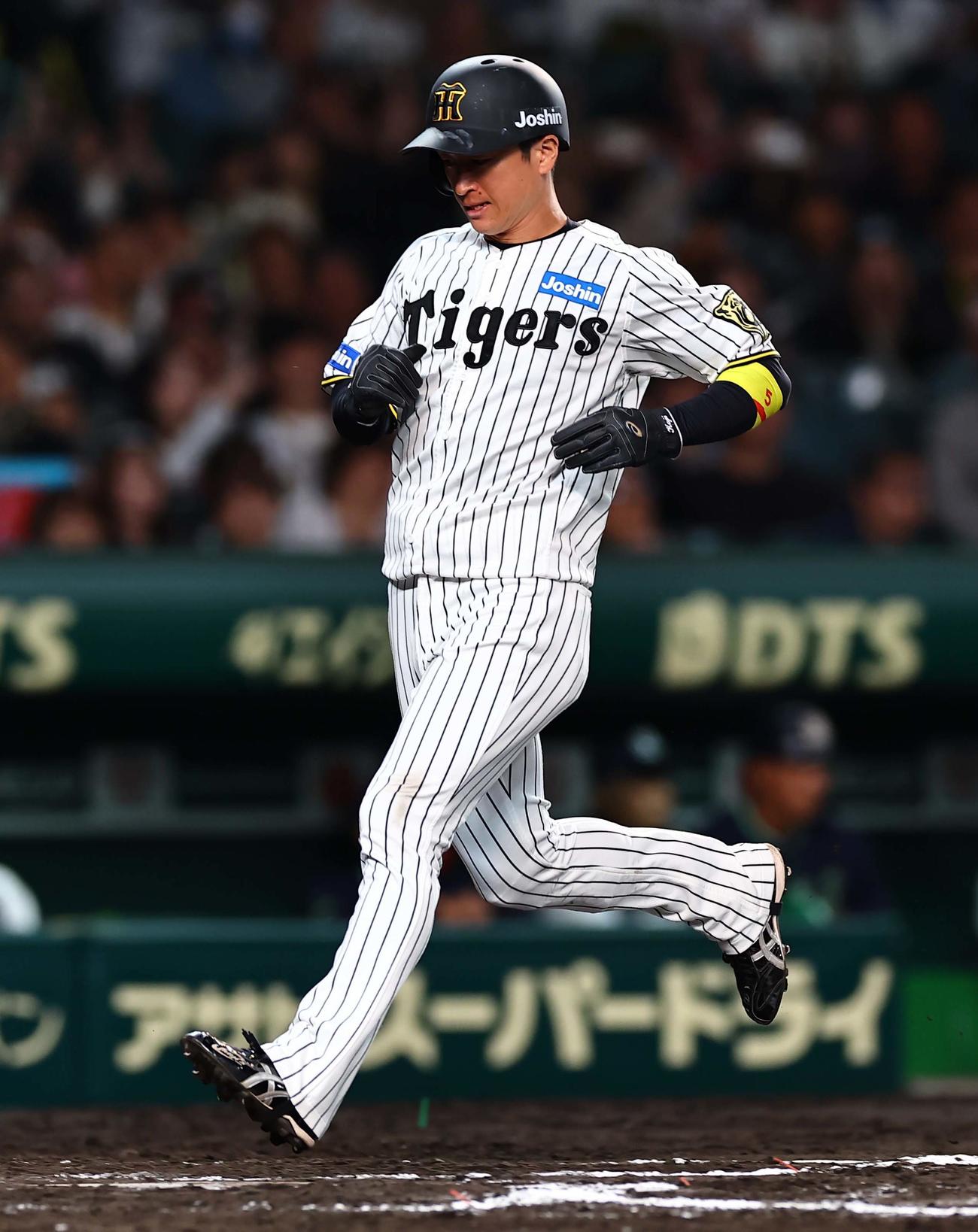 阪神対ヤクルト　6回裏阪神1死一、二塁、佐藤輝の先制適時打で生還する近本（撮影・上田博志）