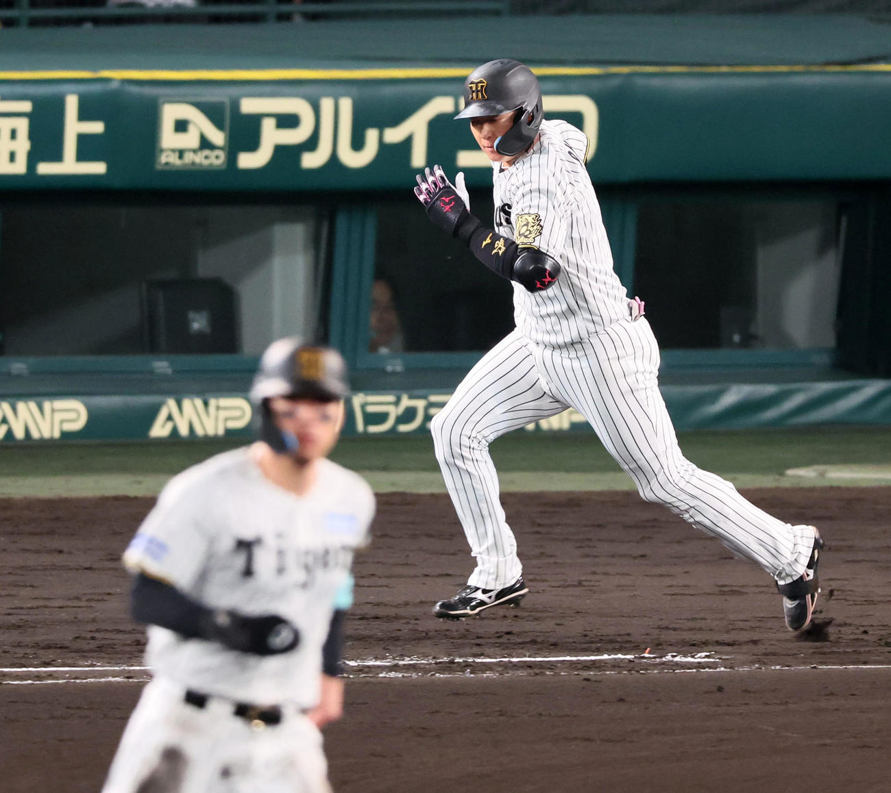 阪神対ヤクルト　6回裏阪神1死一、三塁、大山は中前適時打を放つ（撮影・加藤哉）