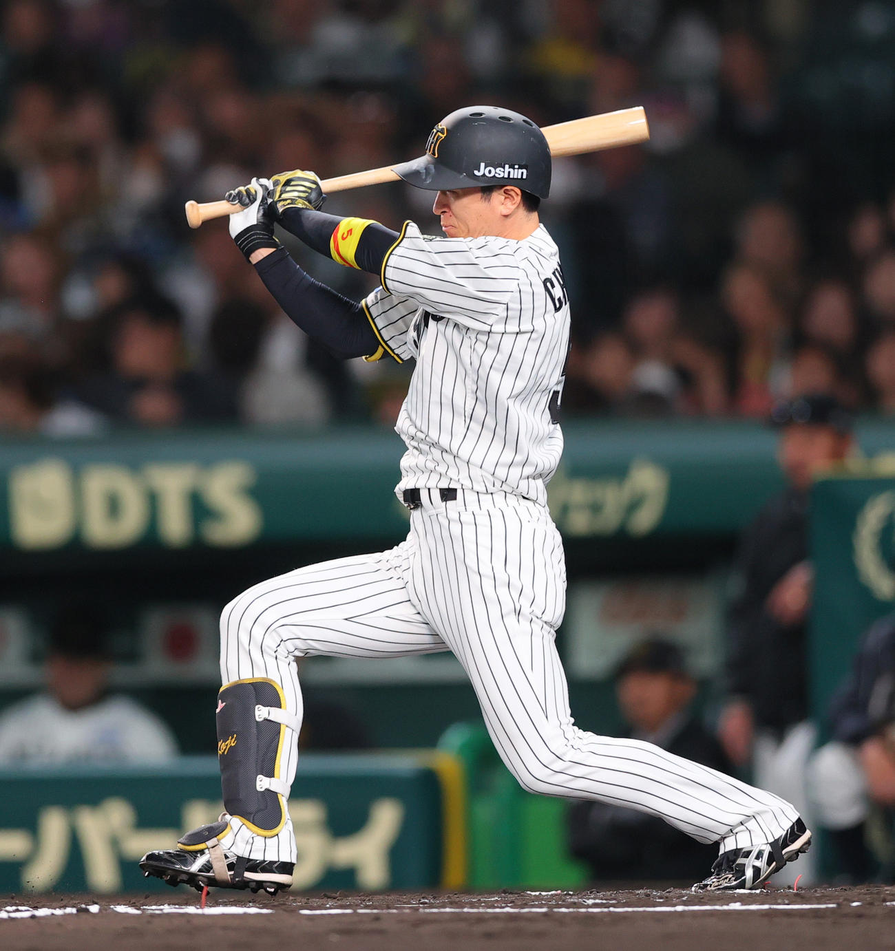 阪神対ヤクルト　6回裏阪神無死、近本は右前打を放つ（撮影・上山淳一）