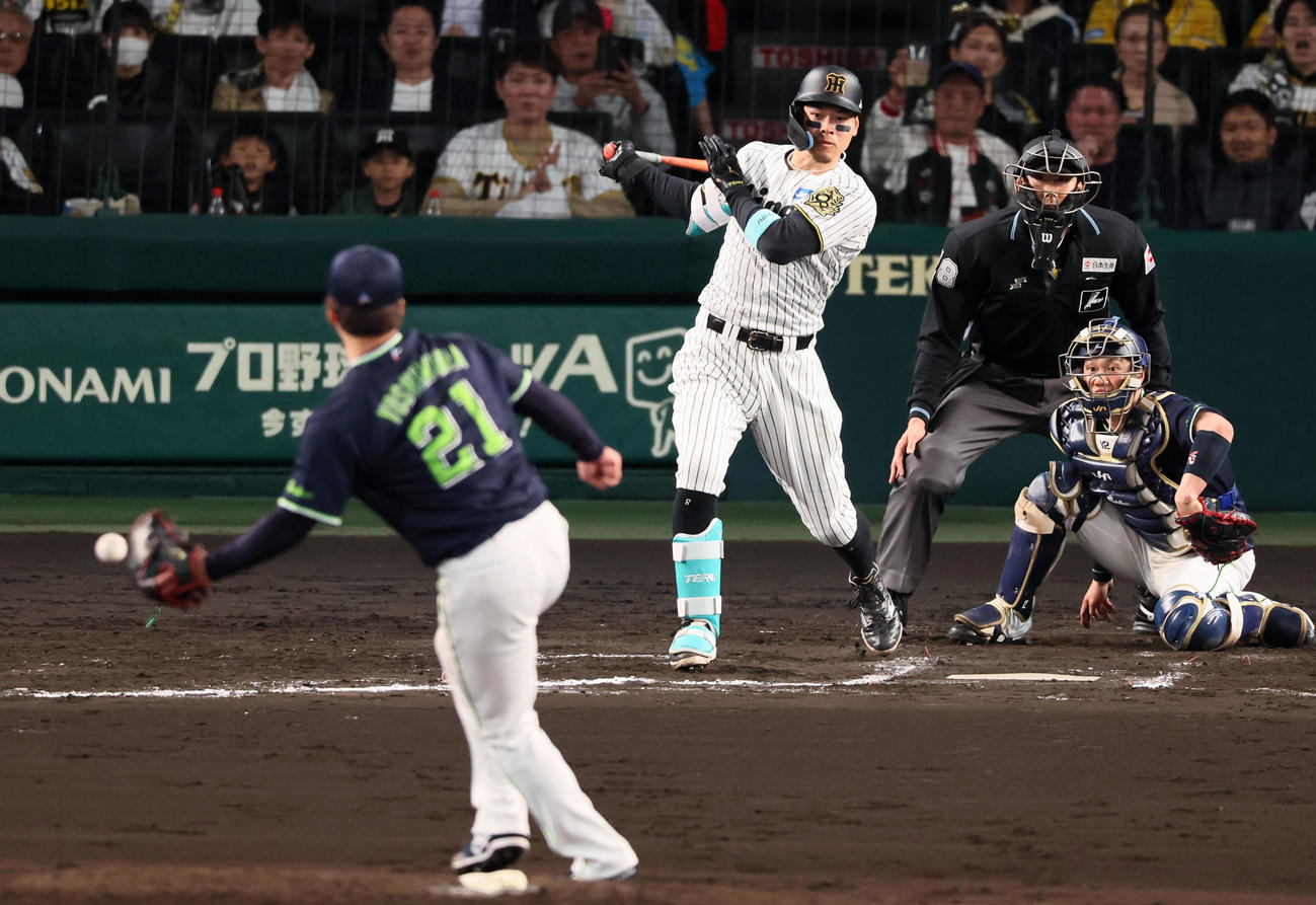阪神対ヤクルト　6回裏阪神1死一、二塁、佐藤輝は中前適時打を放つ。投手吉村（撮影・加藤哉）