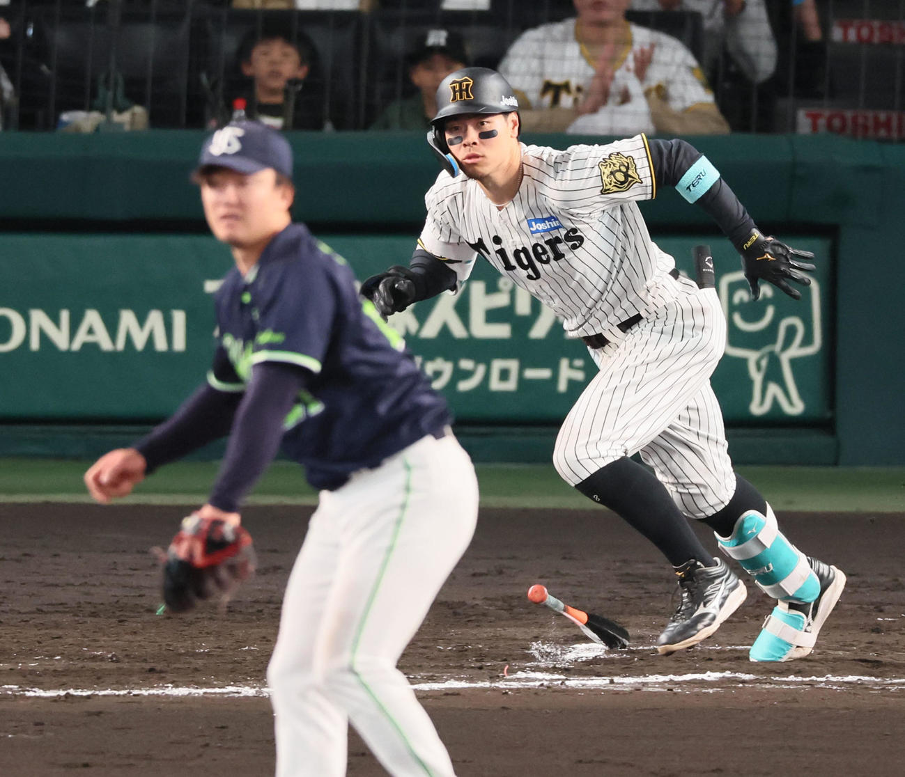 阪神対ヤクルト　6回裏阪神1死一、二塁、佐藤輝は中前適時打を放つ。投手吉村（撮影・加藤哉）