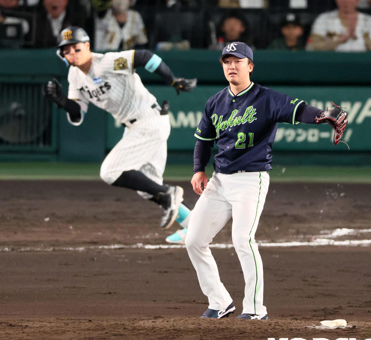 阪神対ヤクルト　6回裏阪神1死一、二塁、吉村は佐藤輝に中前適時打を打たれ失点する（撮影・加藤哉）