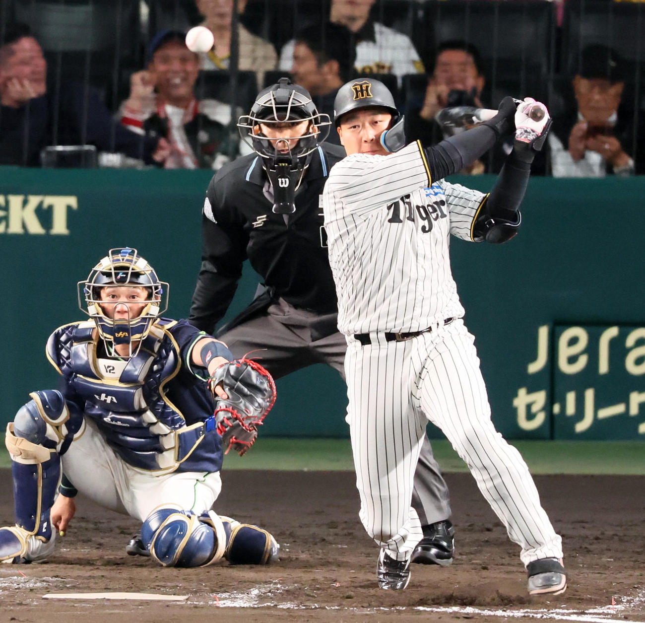 阪神対ヤクルト　8回裏阪神無死、大山は中前打を放つ（撮影・加藤哉）