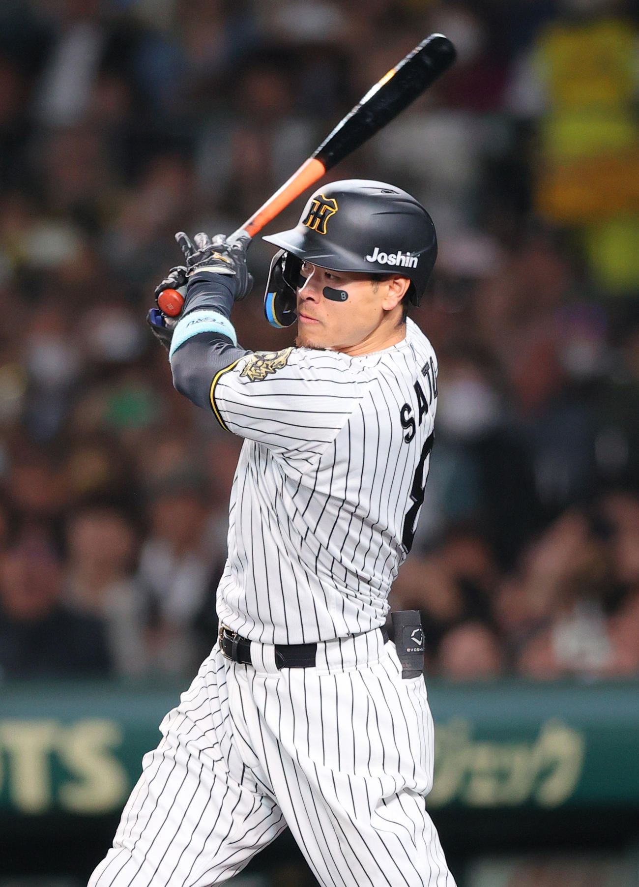 阪神対ヤクルト　6回裏阪神1死一、二塁、佐藤輝は中前適時打を放つ（撮影・上山淳一）