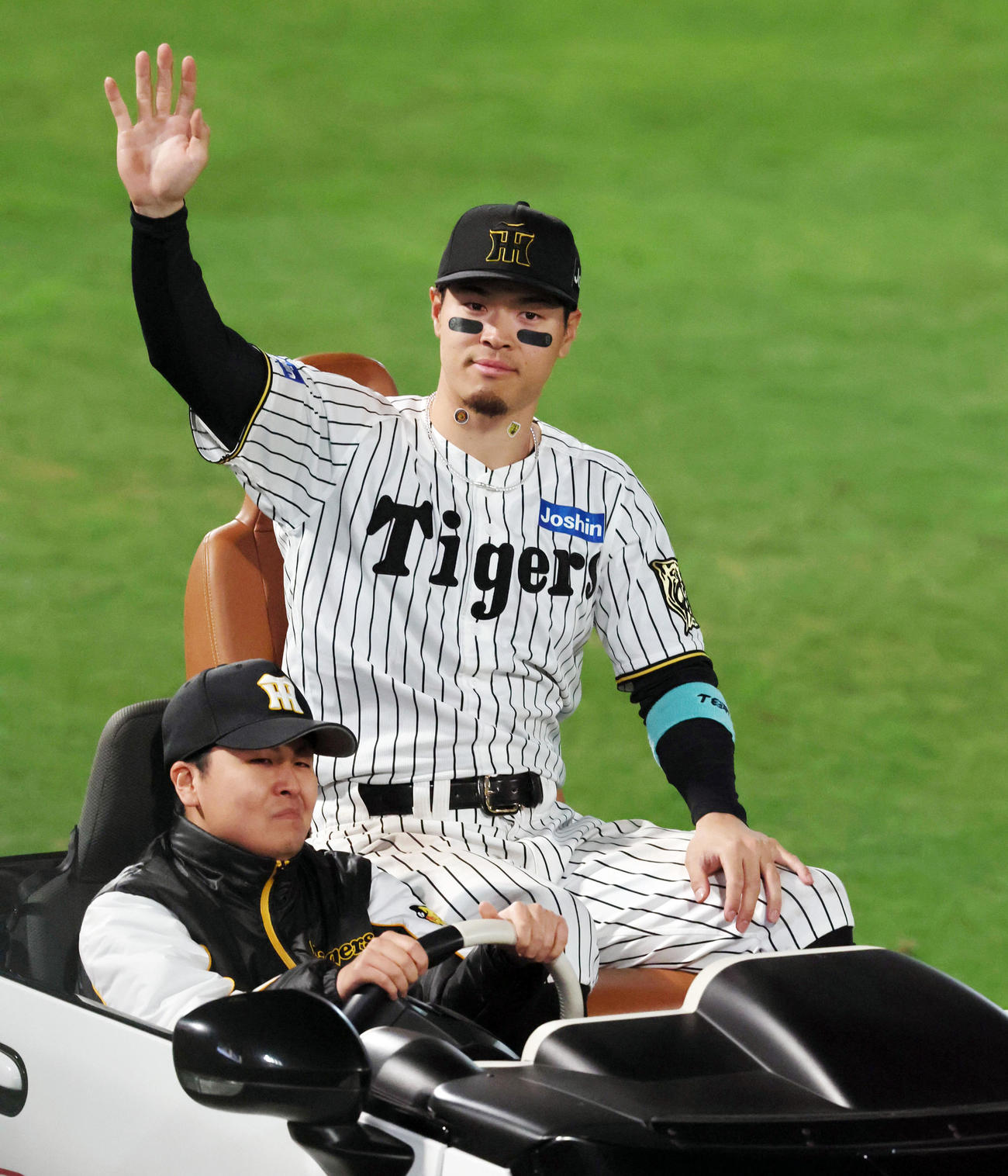 阪神対ヤクルト　ヤクルトに勝利しリリーフカーで場内1周する佐藤輝（撮影・加藤哉）