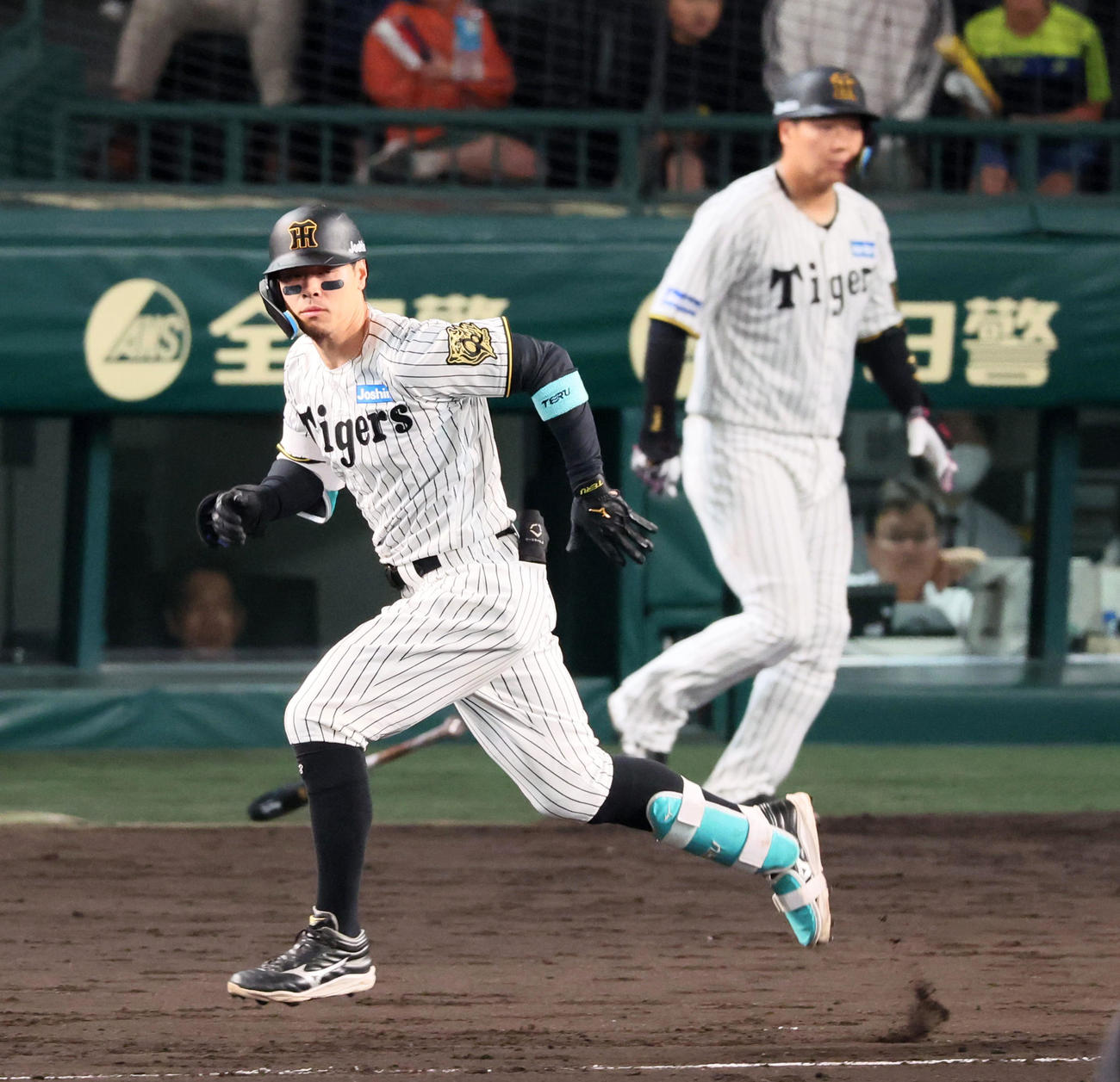阪神対ヤクルト　6回裏阪神1死一、二塁、佐藤輝は中前適時打を放つ（撮影・加藤哉）