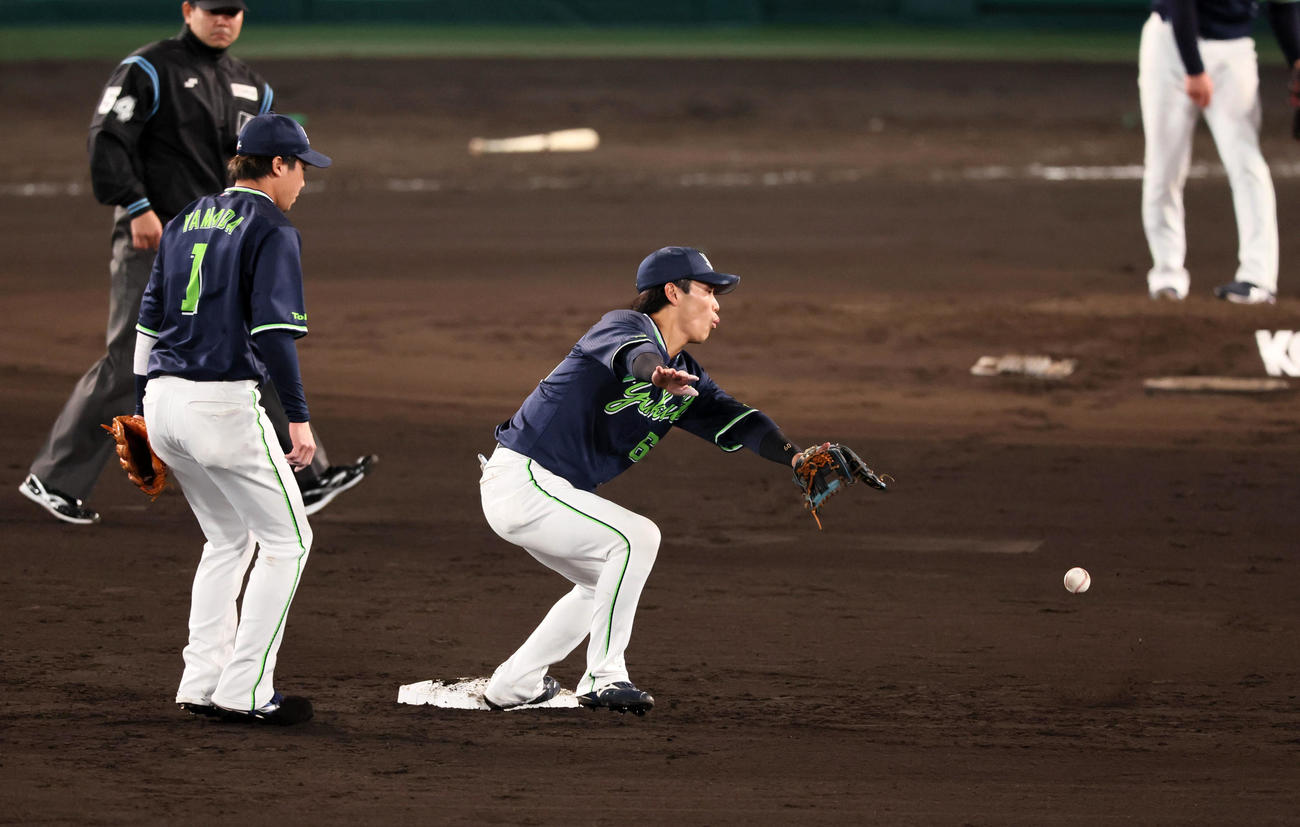 阪神対ヤクルト　6回裏阪神1死一、二塁、前川の投ゴロで吉村からの送球を捕球出来無い武岡。左は山田（撮影・加藤哉）