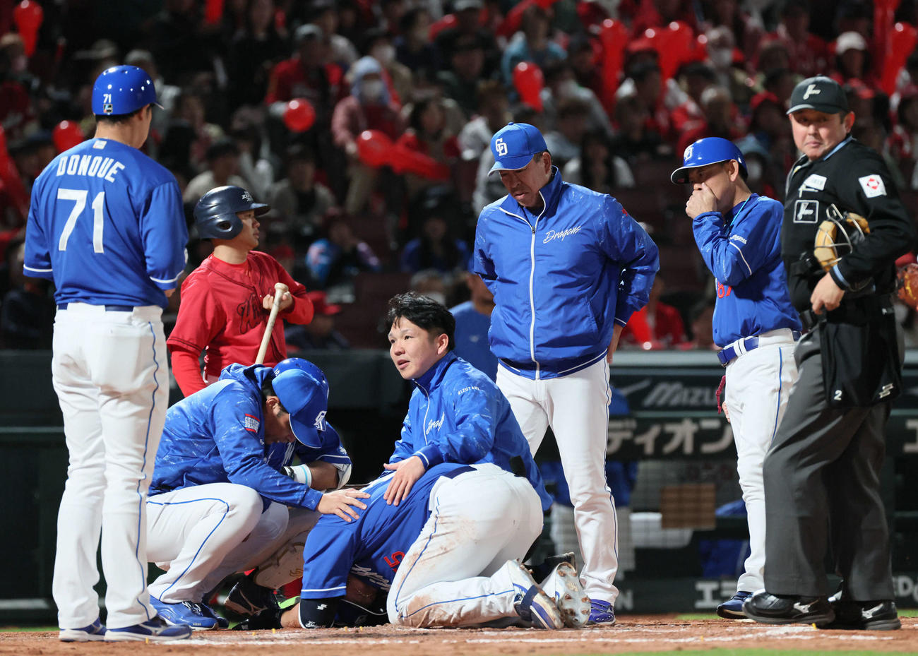 広島対新中日　7回表中日1死一塁、死球でうずくまる細川と心配する井上監督（中央）（撮影・加藤孝規）