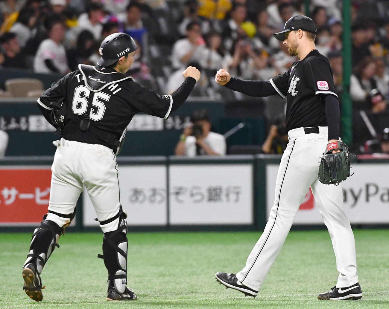 ソフトバンク対ロッテ　4回裏を無失点に抑えたボス（右）は、寺地とグータッチを交わす（撮影・岩下翔太）