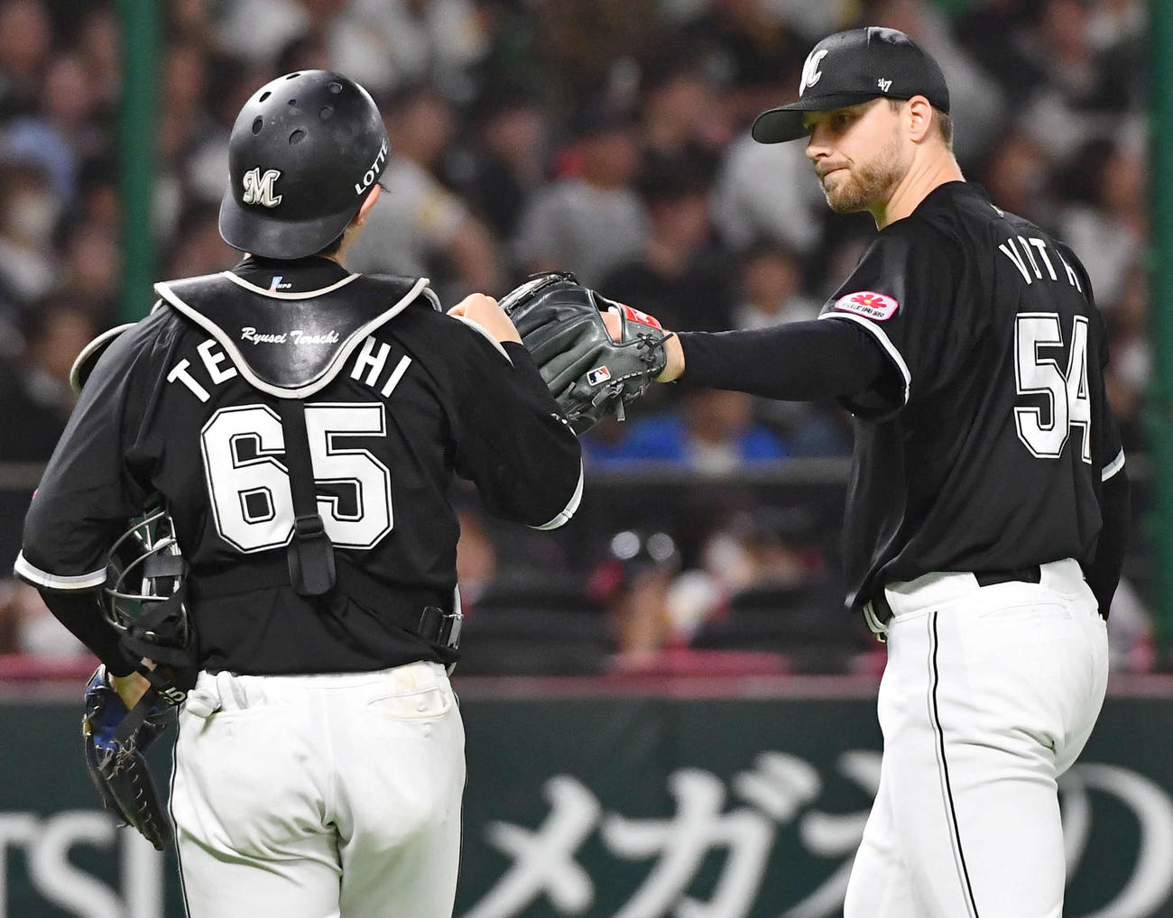 ソフトバンク対ロッテ　7回裏を無失点に抑えたボス（右）は、寺地とタッチを交わす（撮影・岩下翔太）