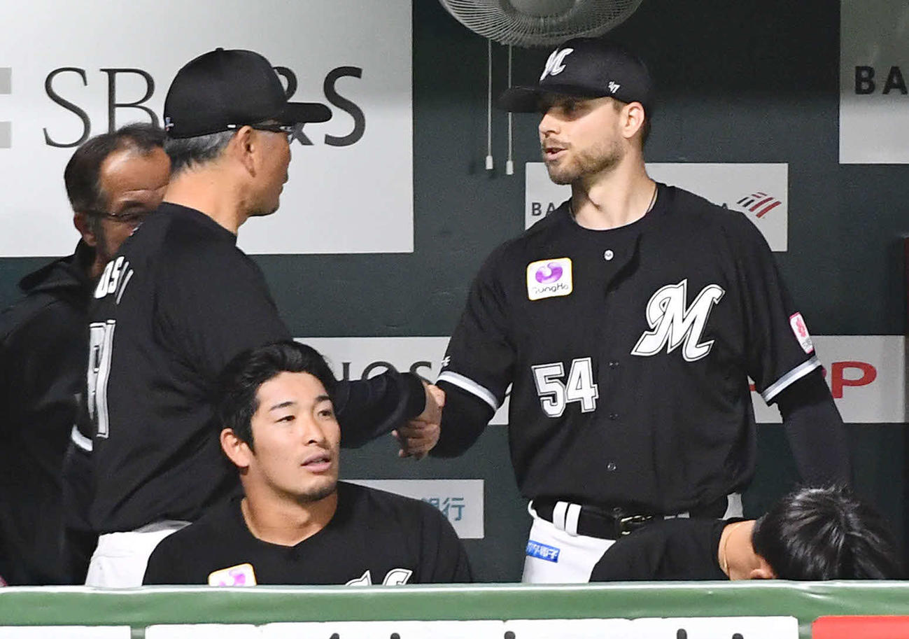 ソフトバンク対ロッテ　7回裏終了後、ベンチで吉井監督（左）と握手を交わすボス（撮影・岩下翔太）