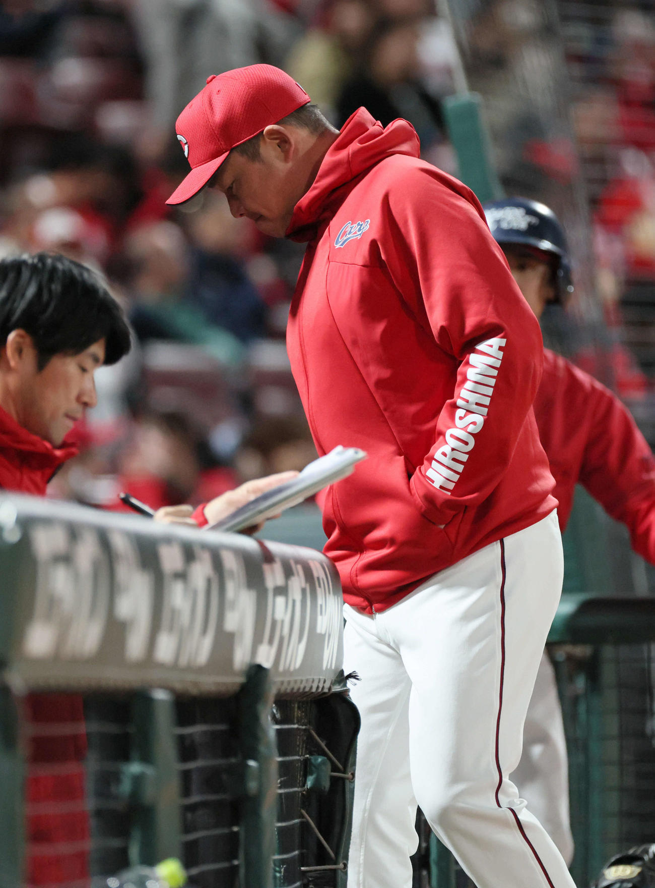 広島対新中日　6回裏終了時、交代を告げる新井監督（撮影・加藤孝規）