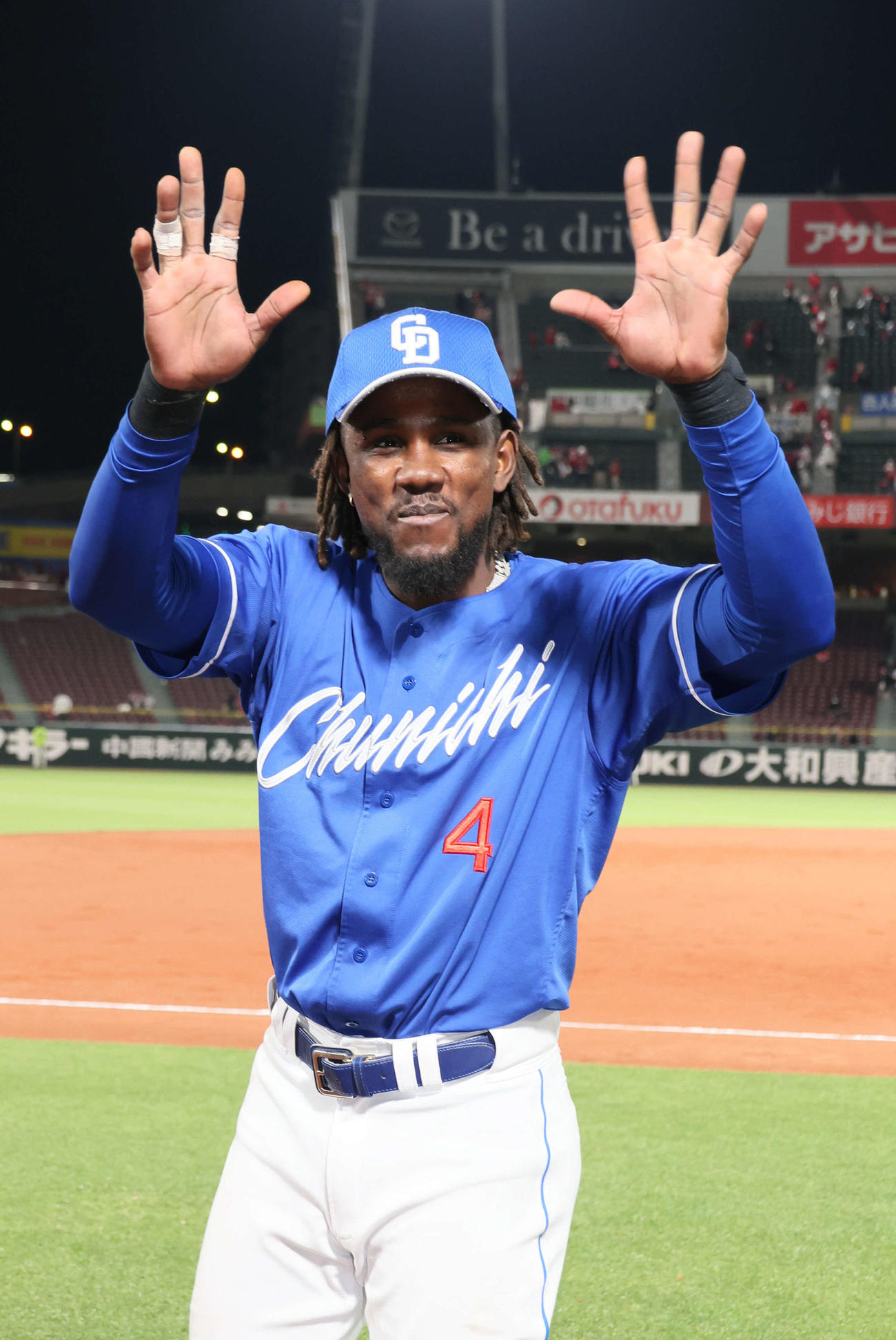 広島対新中日　ファンの声援に応えるカリステ（撮影・加藤孝規）