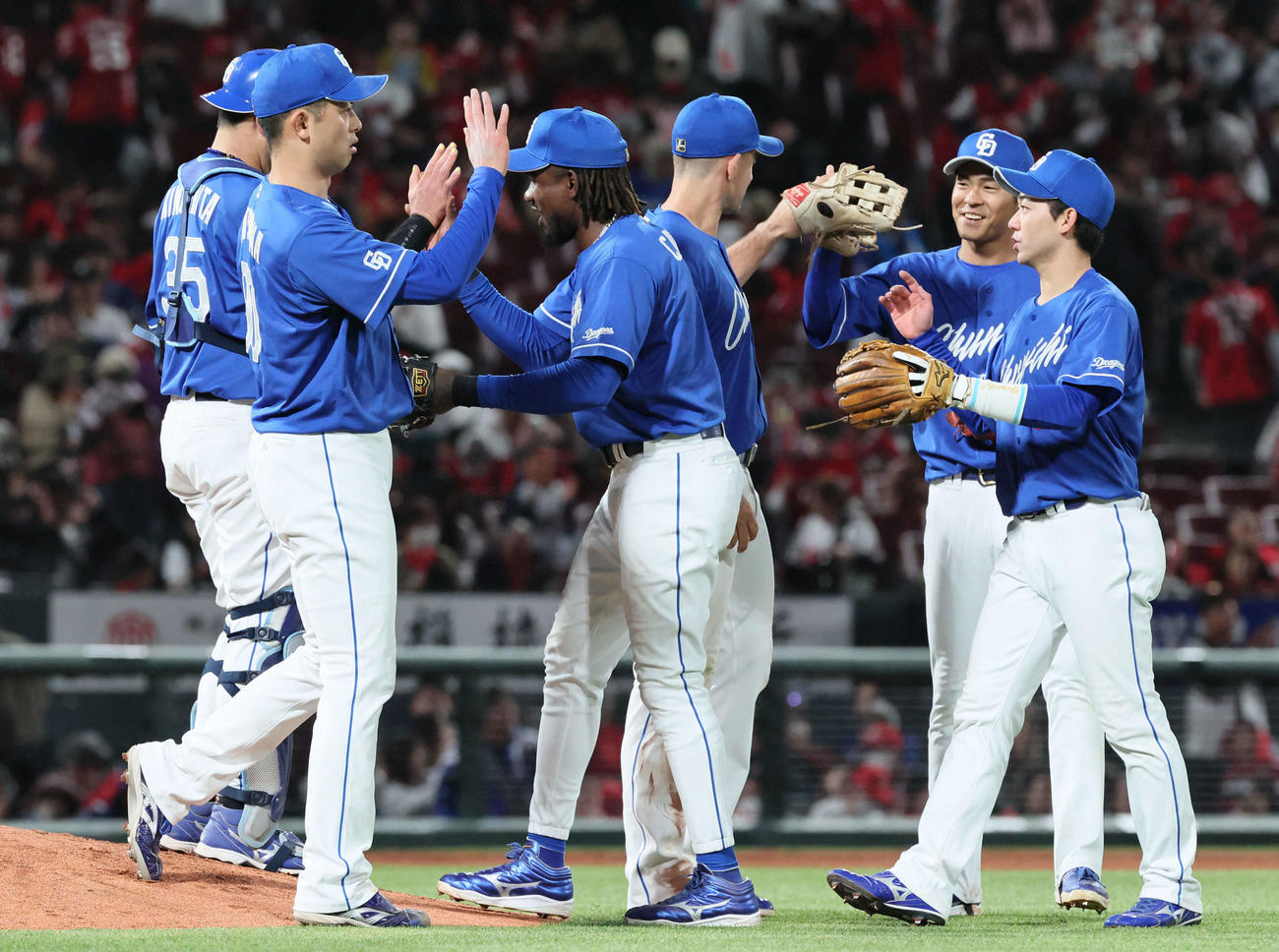 広島対新中日　勝った中日ナイン（撮影・加藤孝規）