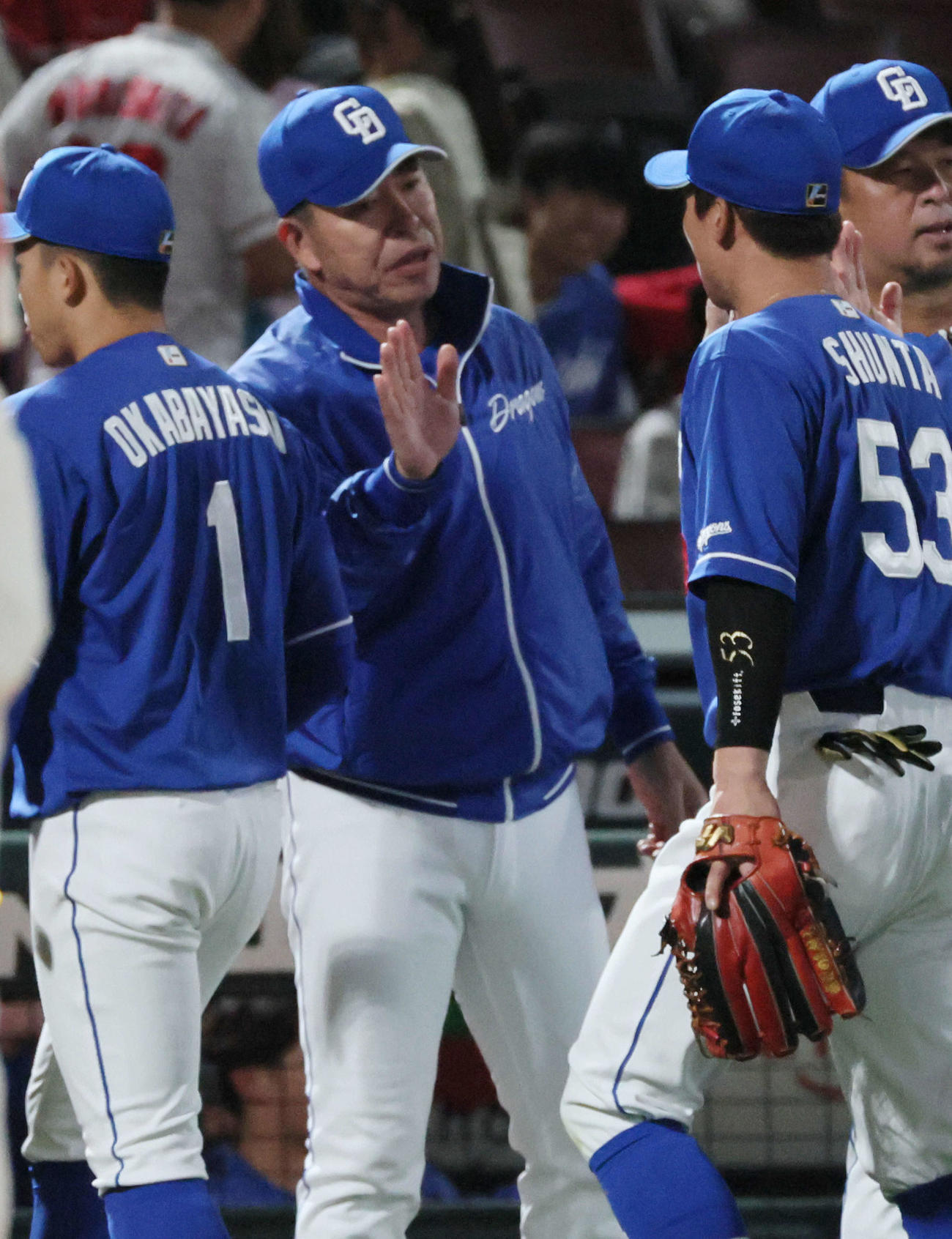 広島対新中日　勝った中日ナインを迎える井上監督（撮影・加藤孝規）