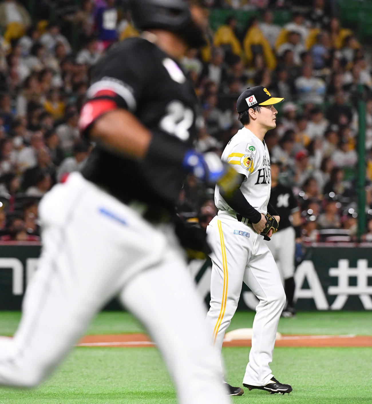 ソフトバンク対ロッテ　1回表ロッテ1死一、二塁、ポランコ（左）に右中間へ先制3点本塁打を打たれた有原（撮影・岩下翔太）