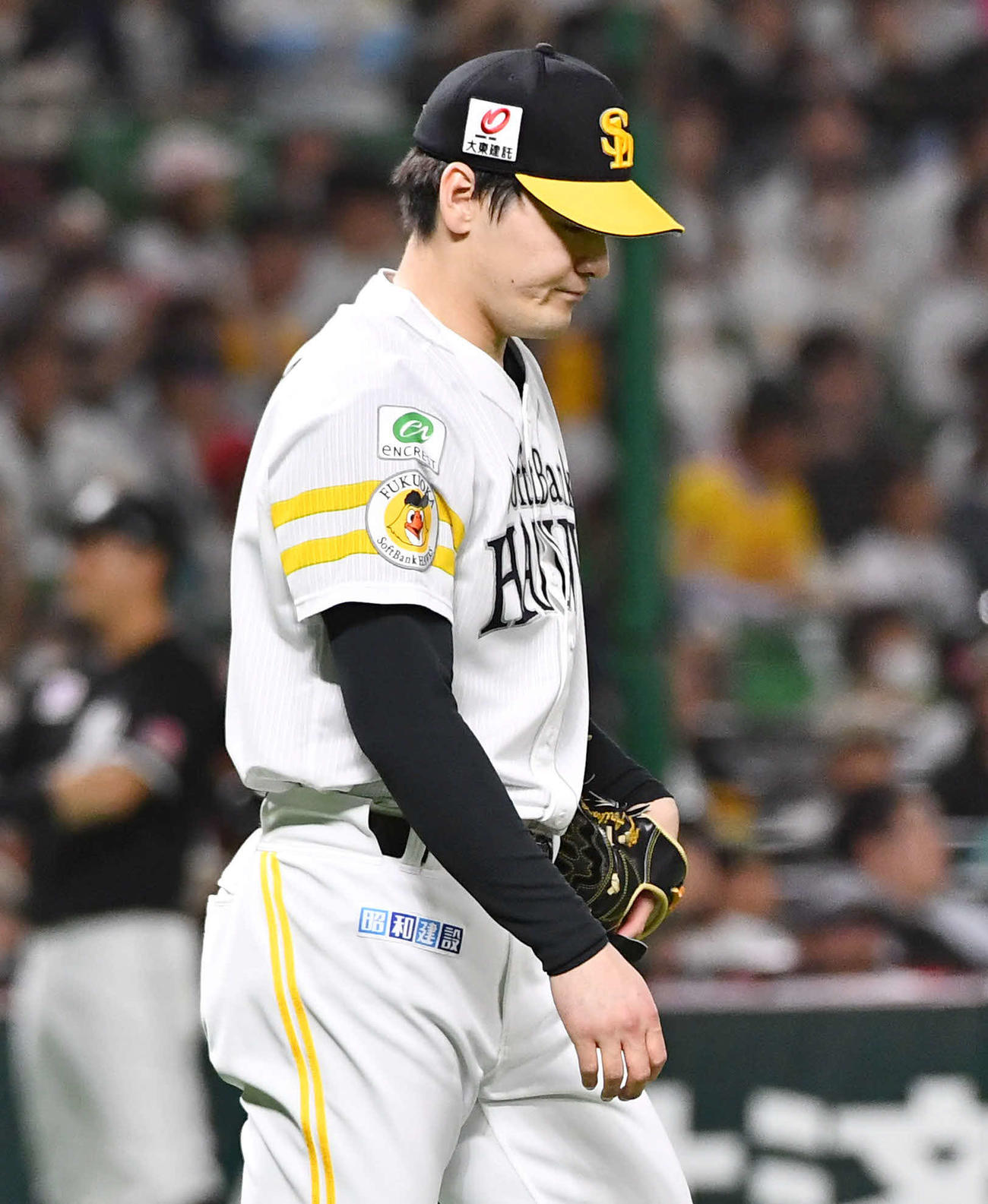 ソフトバンク対ロッテ　1回表ロッテ1死一、二塁、ポランコに右中間へ先制3点本塁打を打たれ、厳しい表情を見せる有原（撮影・岩下翔太）