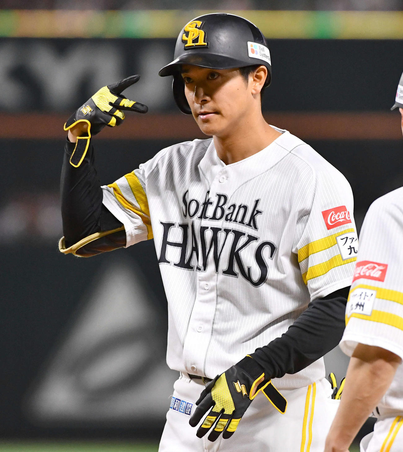 ソフトバンク対ロッテ　9回裏ソフトバンク2死一塁、右前安打を放ち、ベンチに向かってポーズを決める柳町（撮影・岩下翔太）